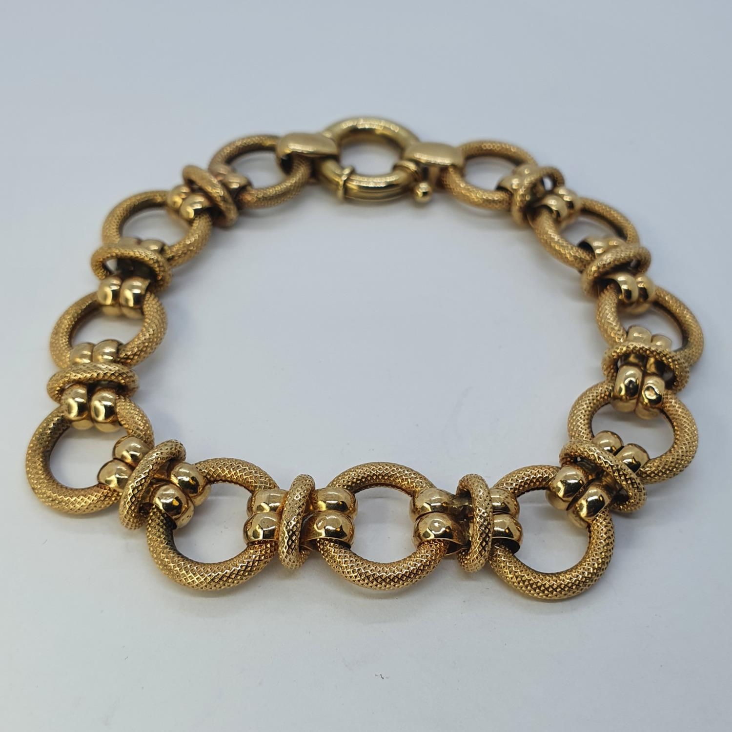 A 9ct gold ring link bracelet, 18.6g 20 cm long Overall condition good no major faults found, - Image 2 of 4