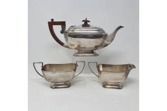 A George V silver three piece tea set, Birmingham 1930, 37 ozt (all in) (3) - Image 1 of 6