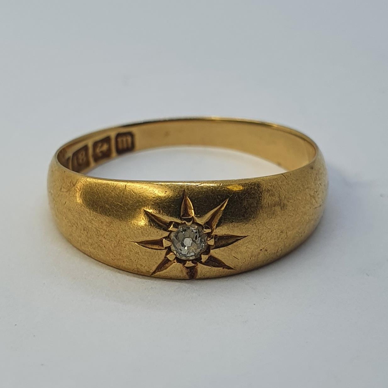 An 18ct gold and diamond gypsy set ring, 3.8 g - Image 3 of 5