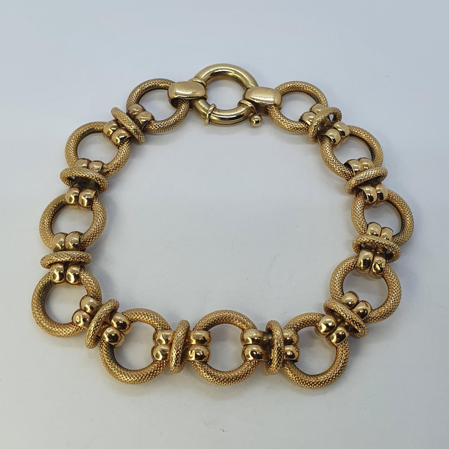 A 9ct gold ring link bracelet, 18.6g 20 cm long Overall condition good no major faults found, - Image 3 of 4