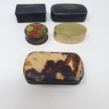 A 19th century horn snuff box, 7 cm wide, and four other snuff boxes (5)
