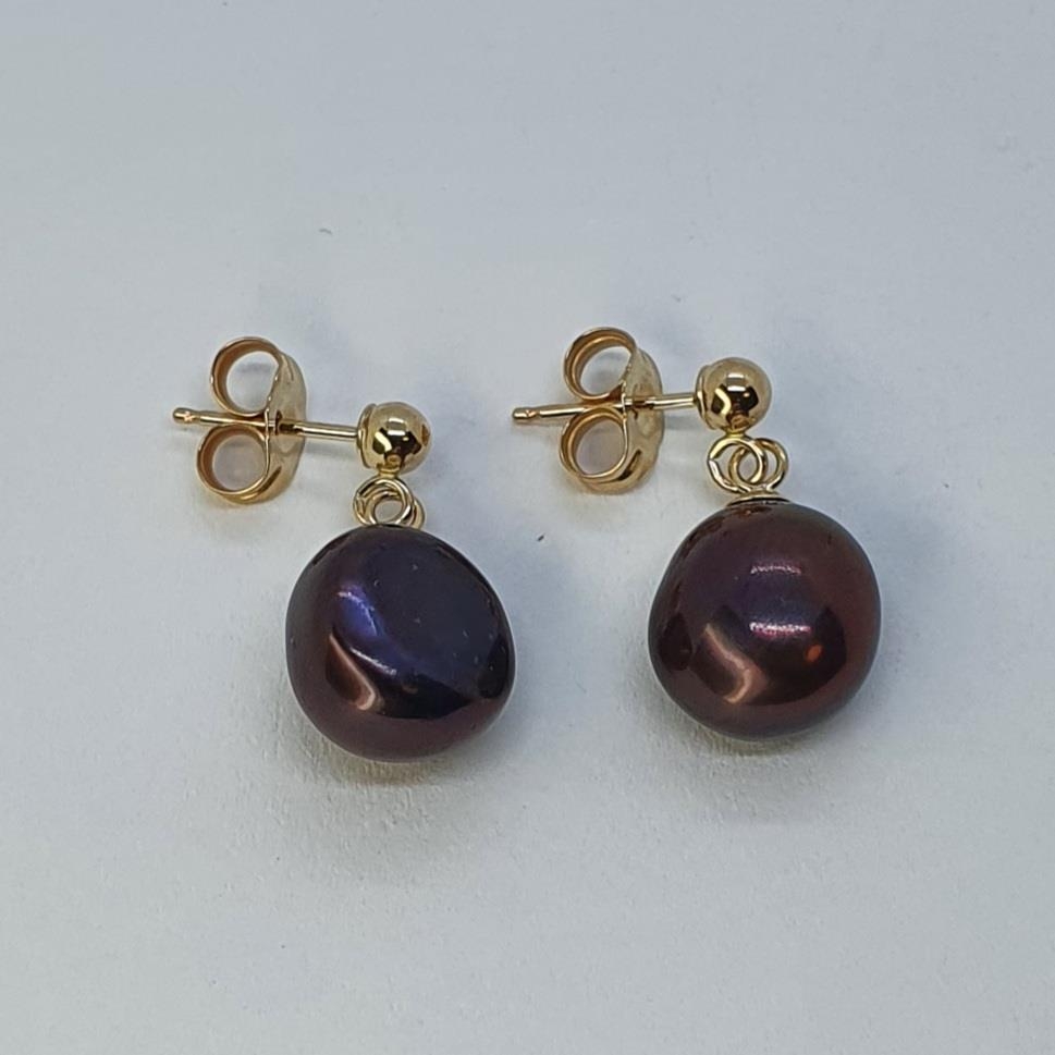 A pair of 9ct gold peach fresh water pearl drop earrings - Image 2 of 2