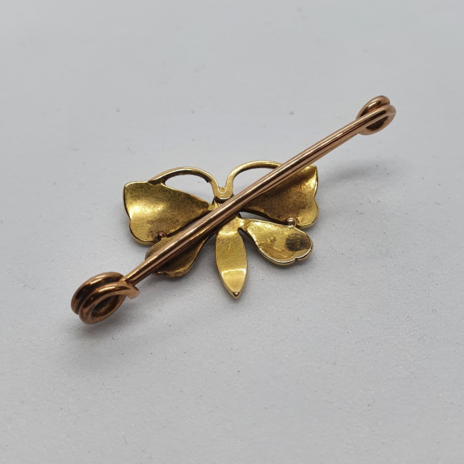 A late 19th/ early 20th century yellow coloured metal and seed pearl stick pin, in the form of a - Image 2 of 2