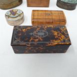 A faux tortoiseshell snuff box, 9 cm wide, and five other boxes (6)