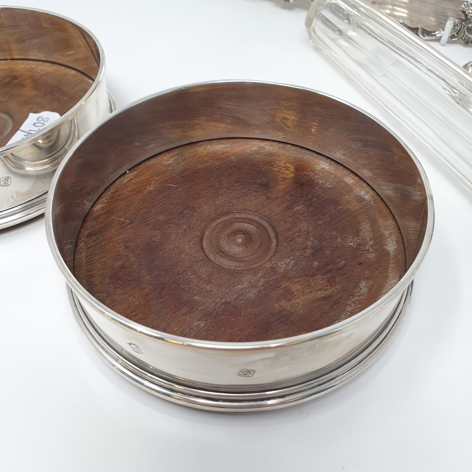 A pair of silver bottle coasters, with turned wooden bases, London 1981, 12.5 cm diameter, set of - Image 4 of 8