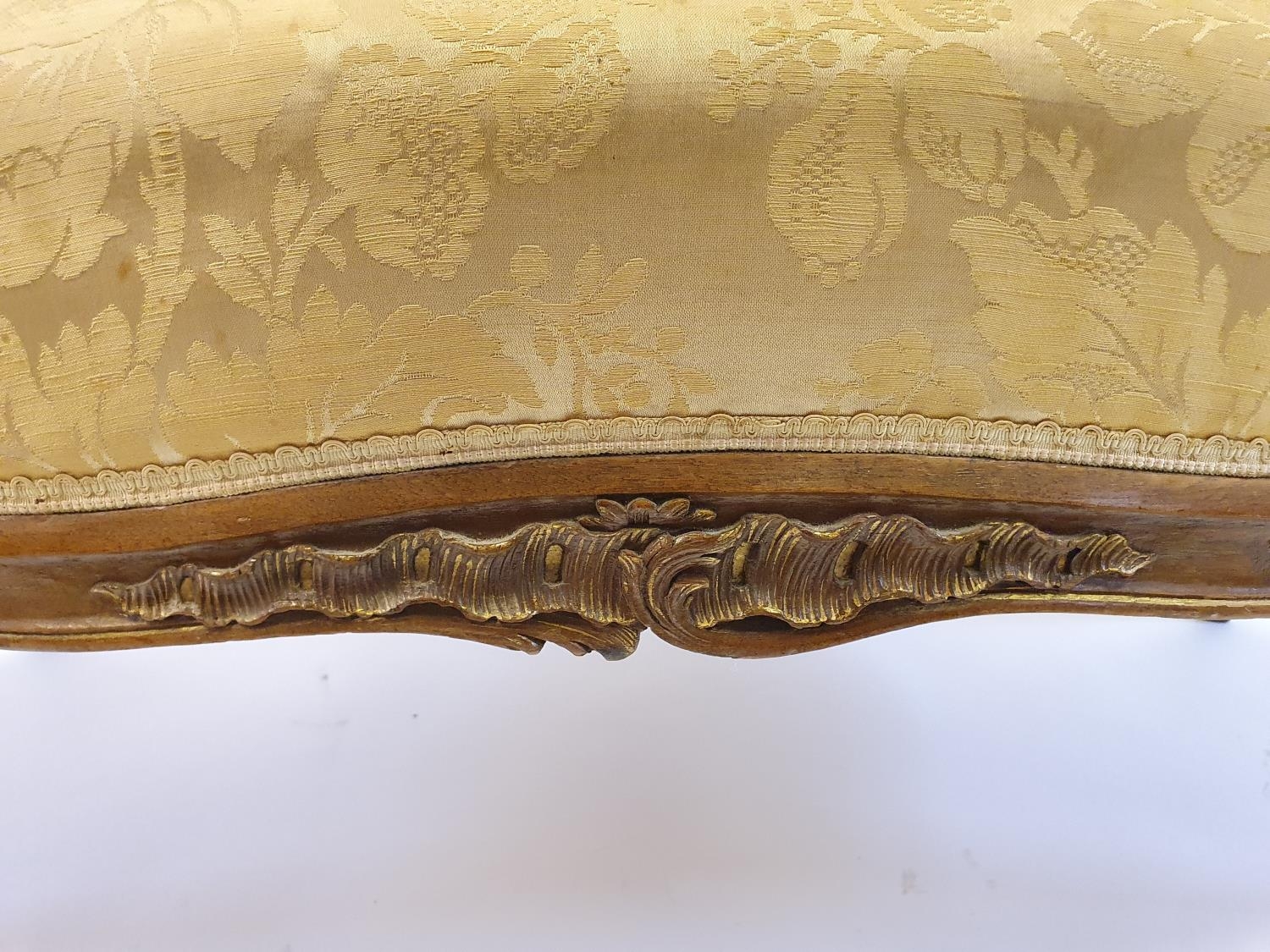 A Continental walnut settee, 130 cm wide - Image 4 of 4