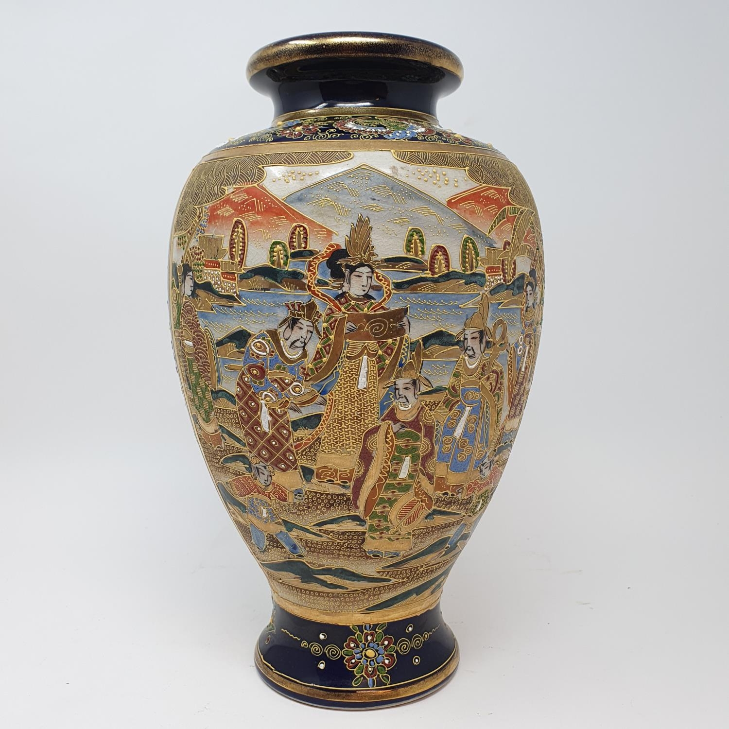 A Japanese vase, decorated figures, 31 cm high - Image 3 of 4