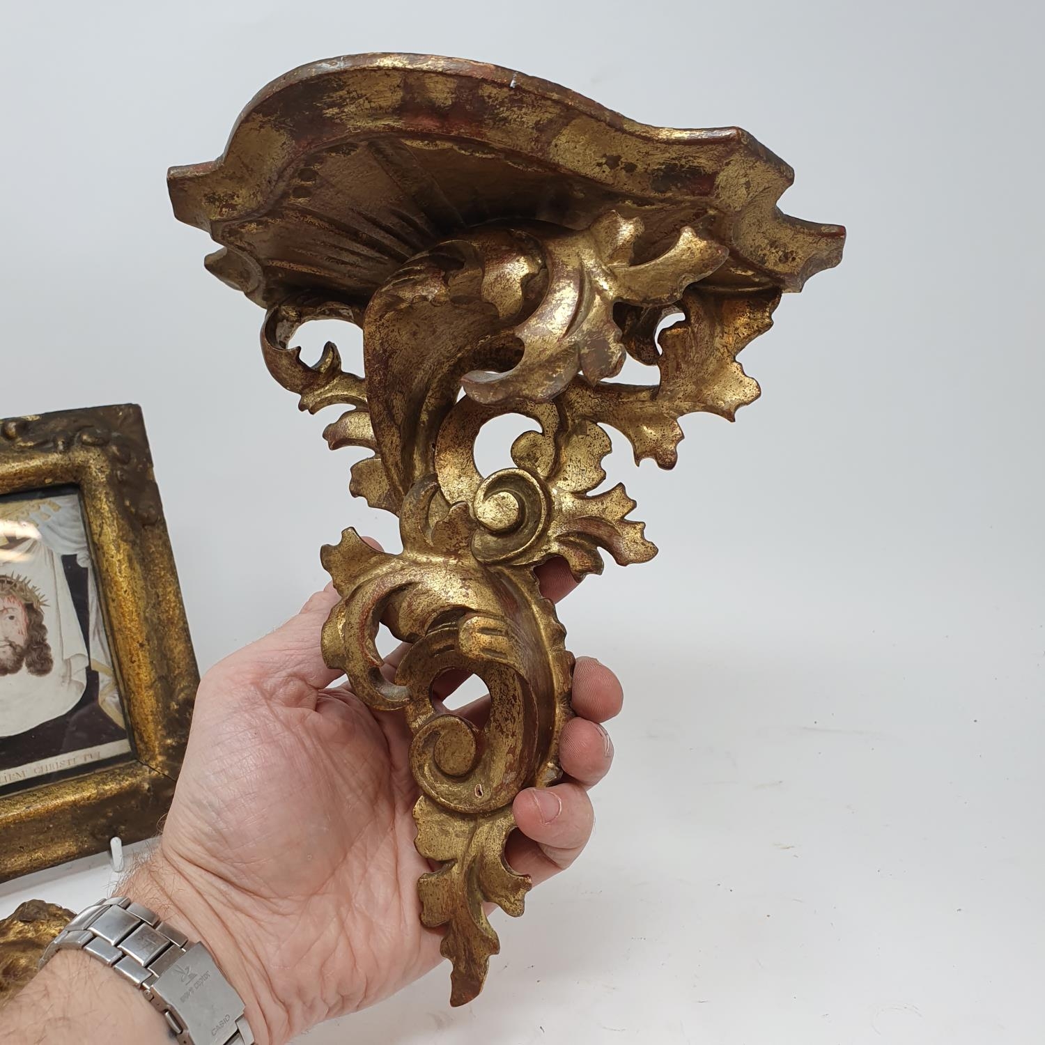 A carved wood and gilt mirror, with lion's head finial, 27 x 23 cm, a carved giltwood wall mount, 25 - Image 7 of 8