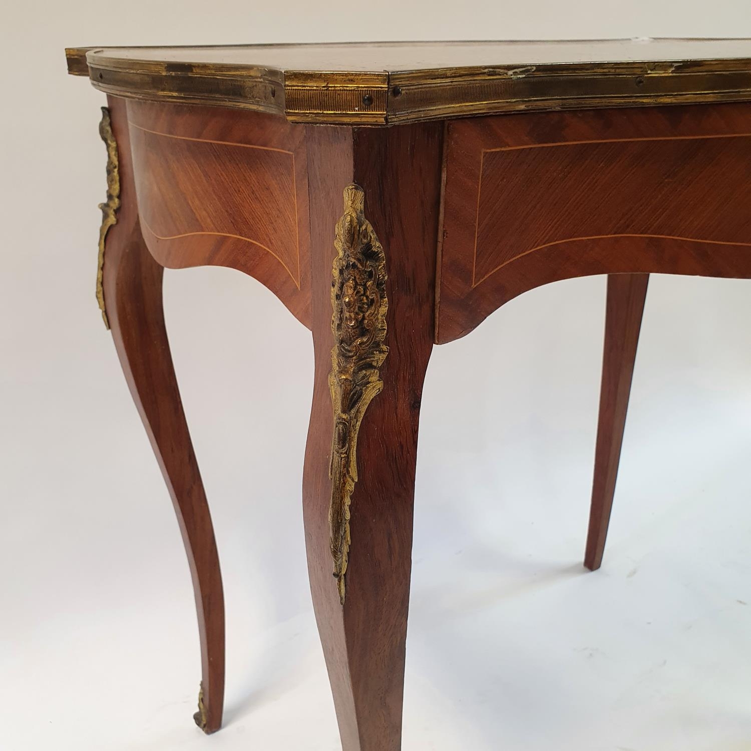 A 20th century French rosewood serpentine side table with parquetry inlay, having a single frieze - Image 2 of 4