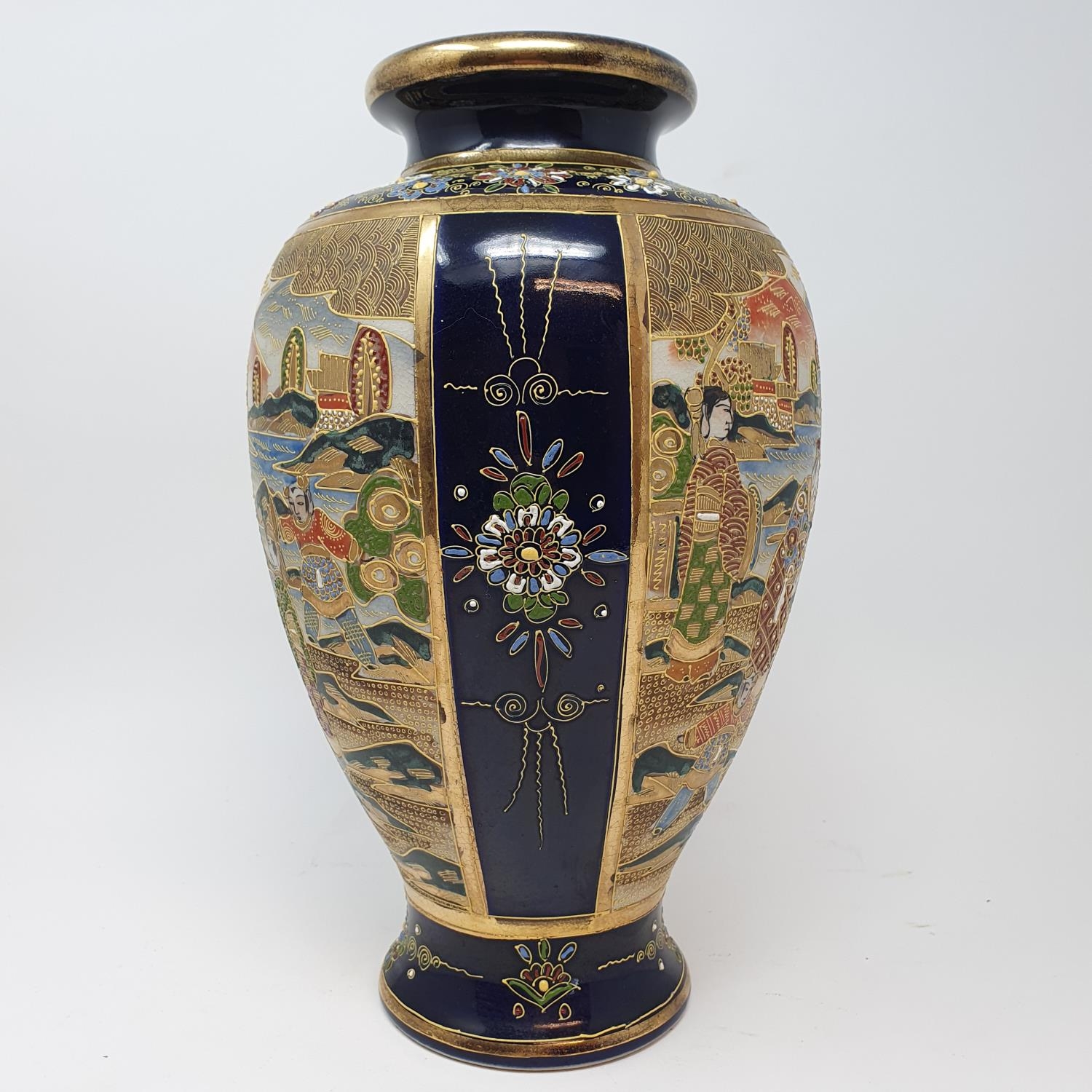 A Japanese vase, decorated figures, 31 cm high - Image 2 of 4
