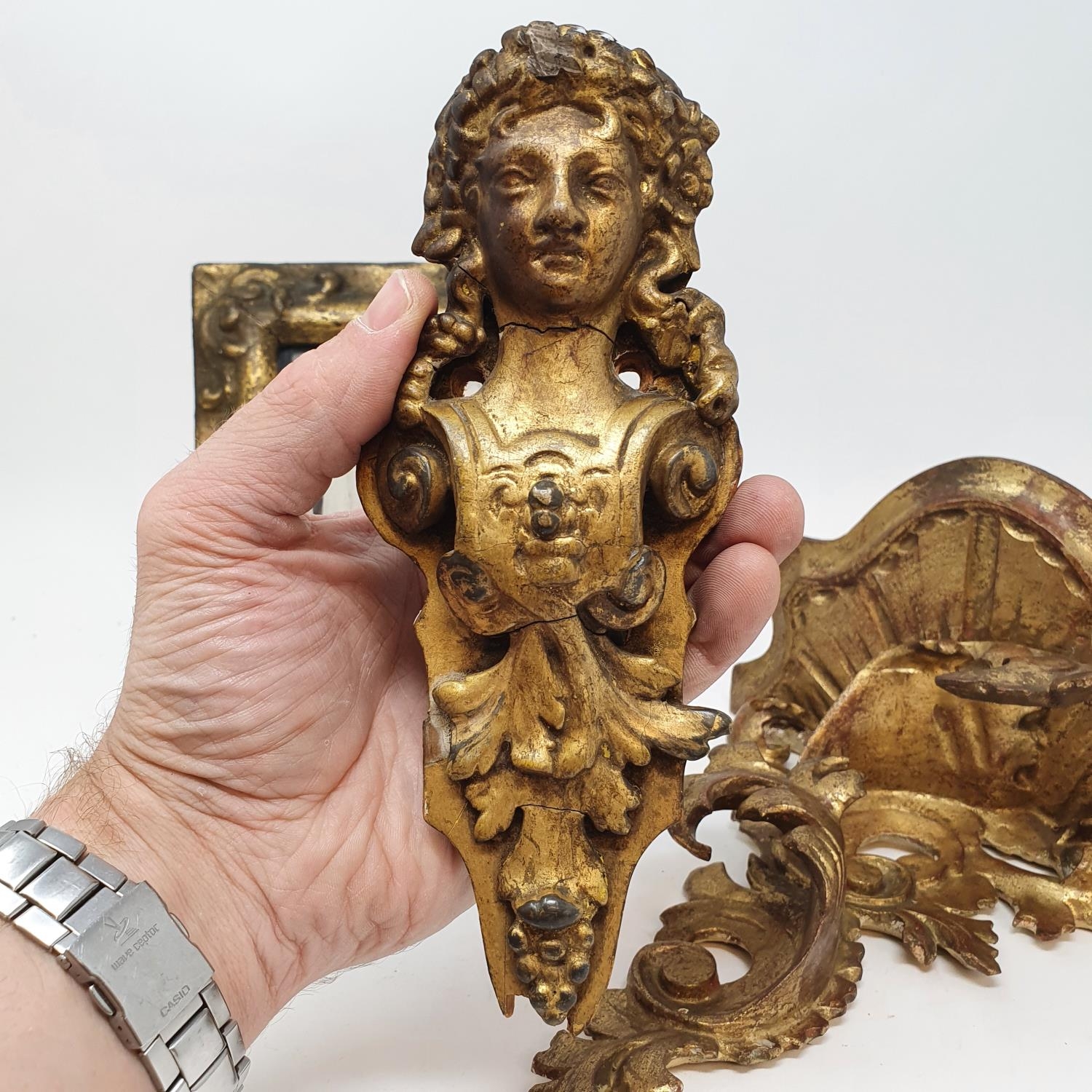 A carved wood and gilt mirror, with lion's head finial, 27 x 23 cm, a carved giltwood wall mount, 25 - Image 6 of 8