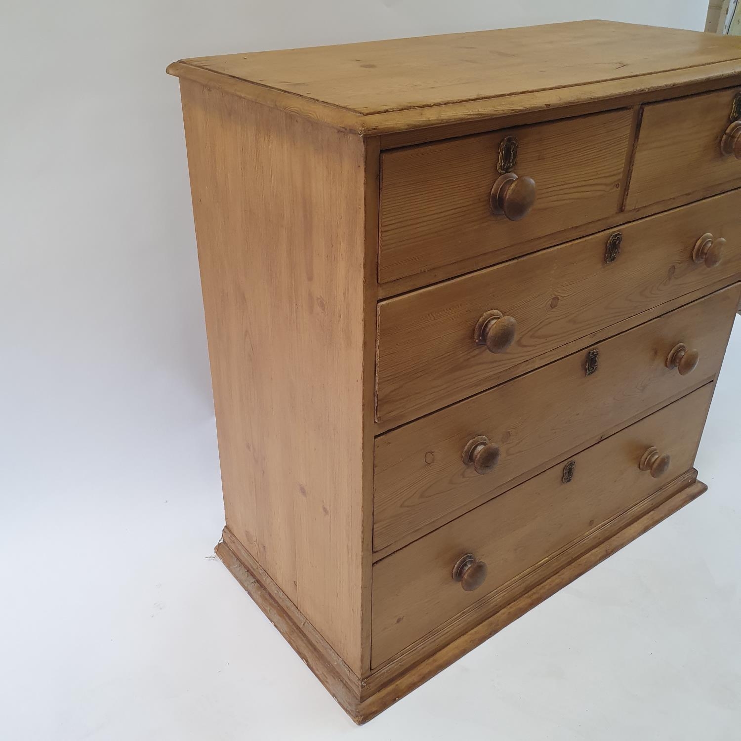 A pine chest, having two short and three long drawers, 98 cm wide - Image 4 of 7