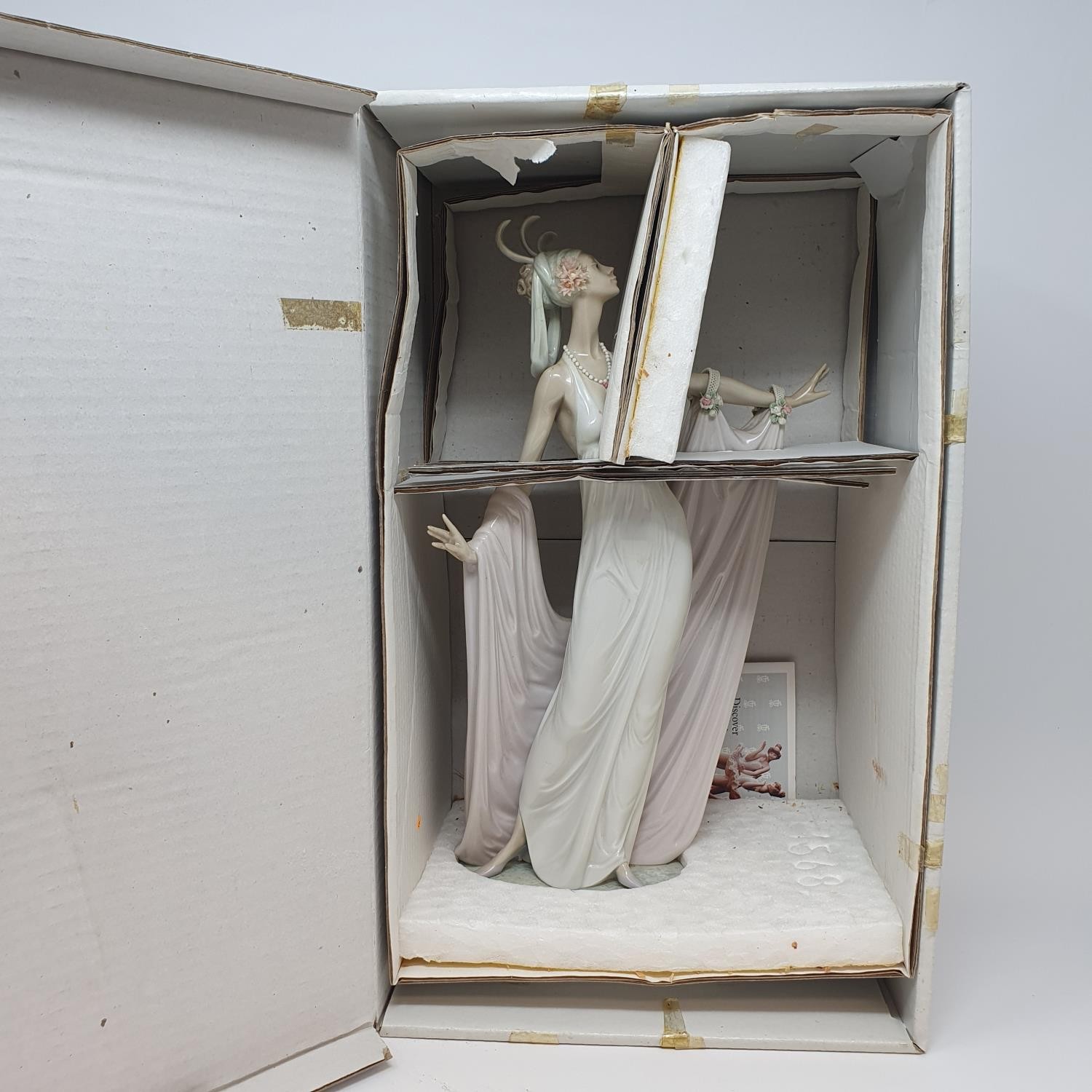 A Lladro figure, Dama Solemne, No 1568, boxed No chips, cracks or restoration