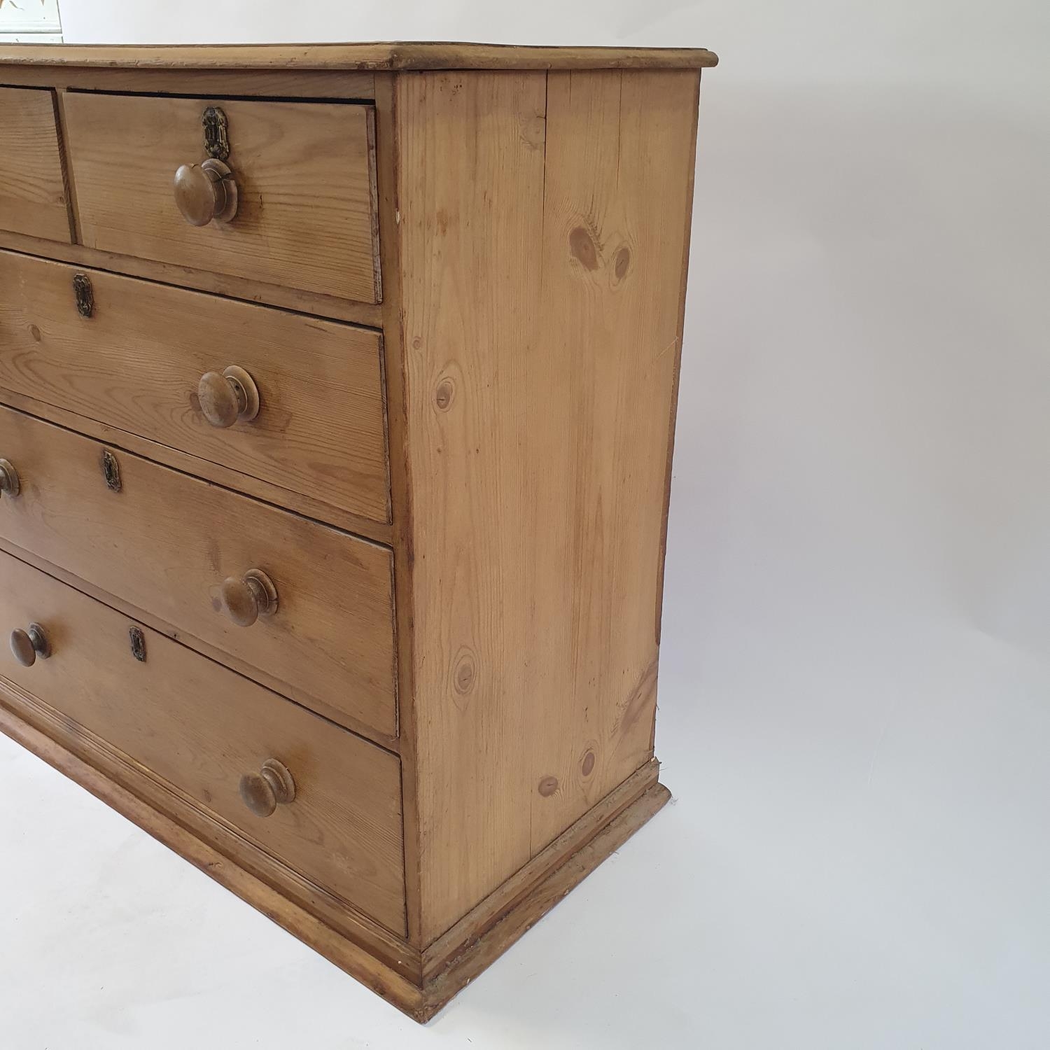 A pine chest, having two short and three long drawers, 98 cm wide - Image 5 of 7