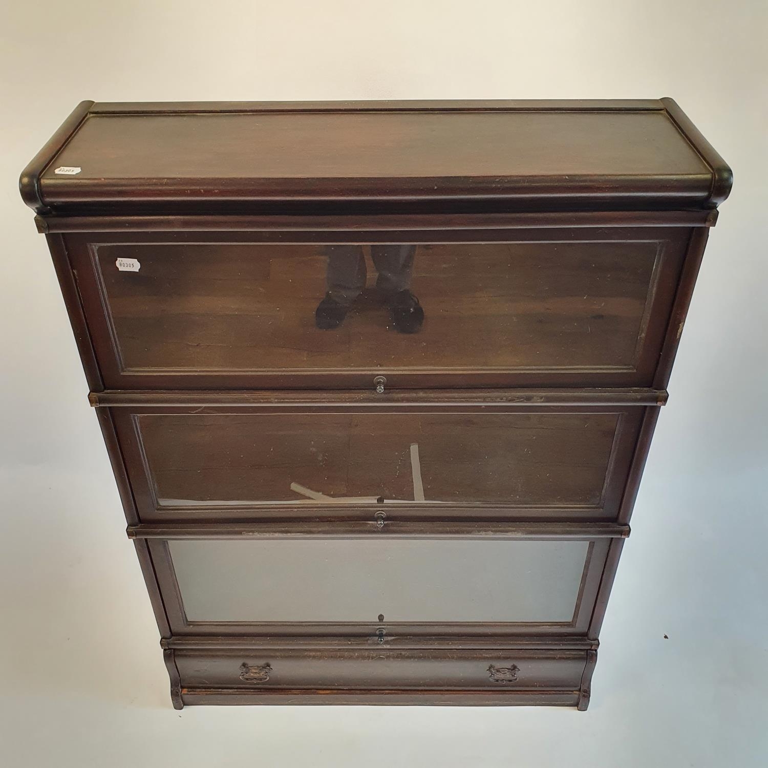 A Globe Wernicke three section bookcase, 89 cm wide - Image 2 of 4