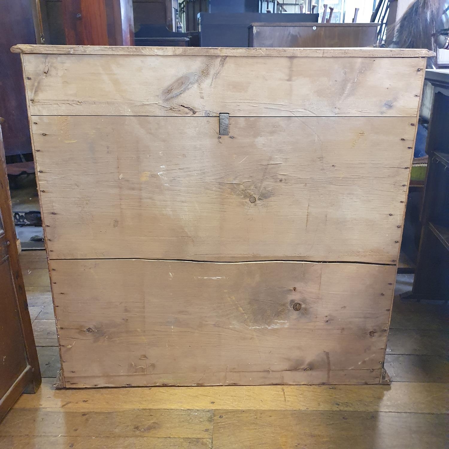 A pine chest, having two short and three long drawers, 98 cm wide - Image 7 of 7