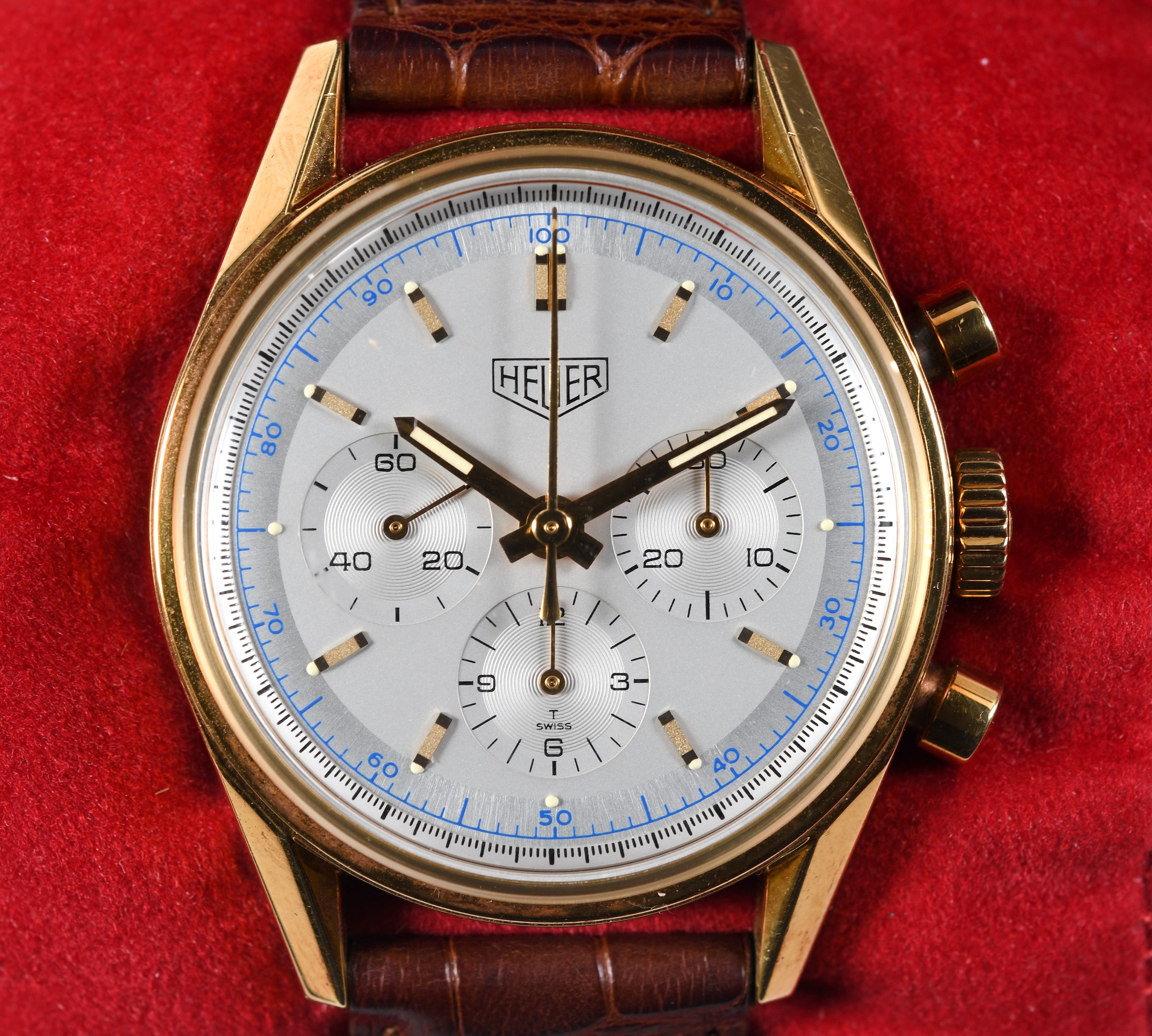 A gentleman's 18ct gold Heuer Carrera Chronograph re-edition by Tag Heuer, with case, box, guarantee