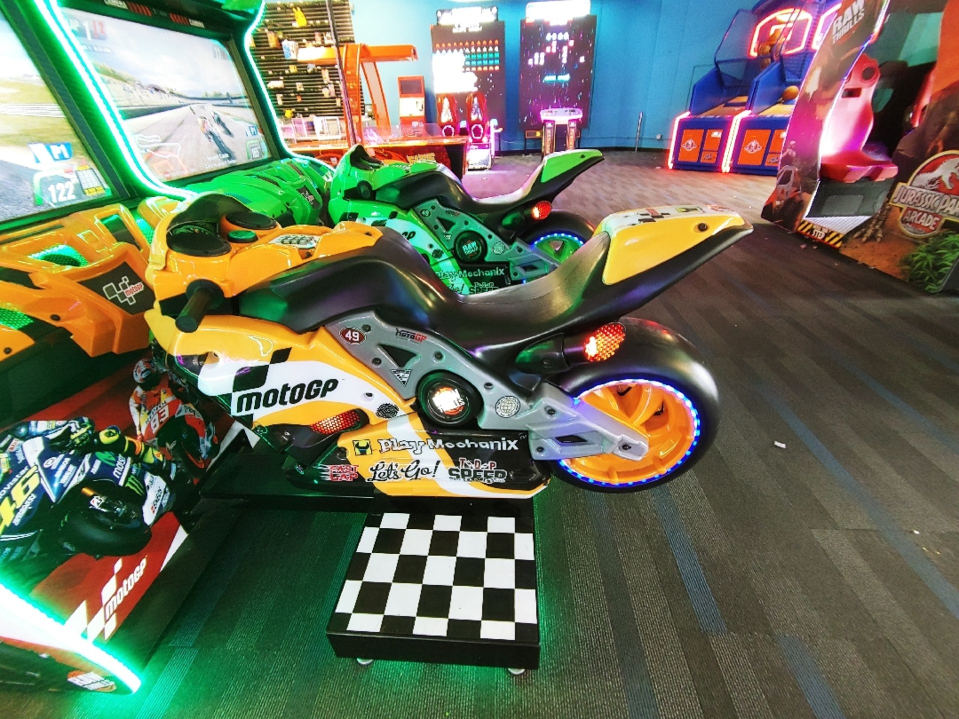 RAW THRILLS INC. MOTO GP 2 PLAYER MOTORCYCLE RACING ARCADE GAME - Bild 6 aus 12