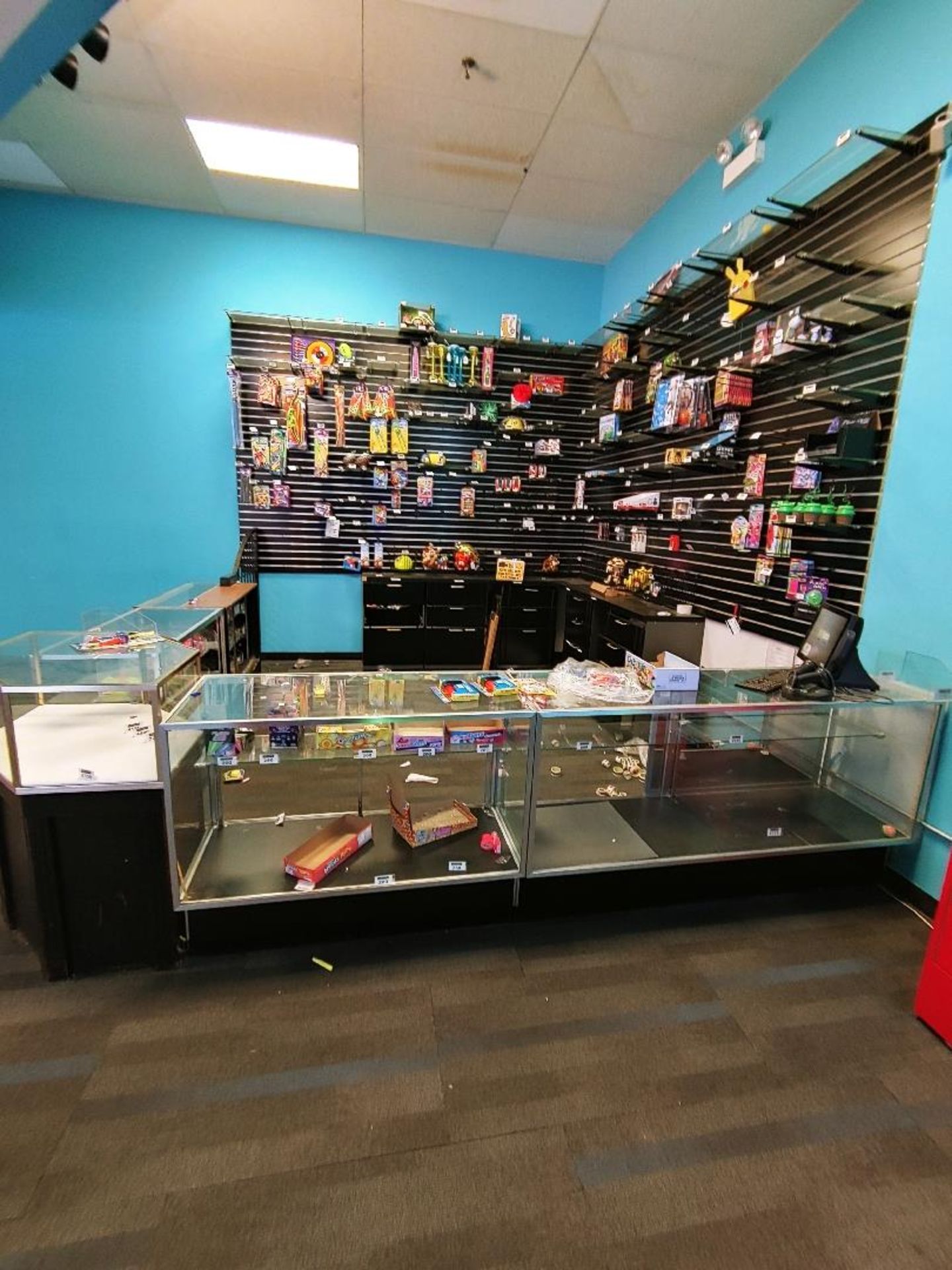 GLASS DISPLAY CASE (QTY 5) TO INCLUDE JAVELIN TOUCH SCREEN INTERCARD REGISTER & ASSORTED PRIZES - Image 3 of 8