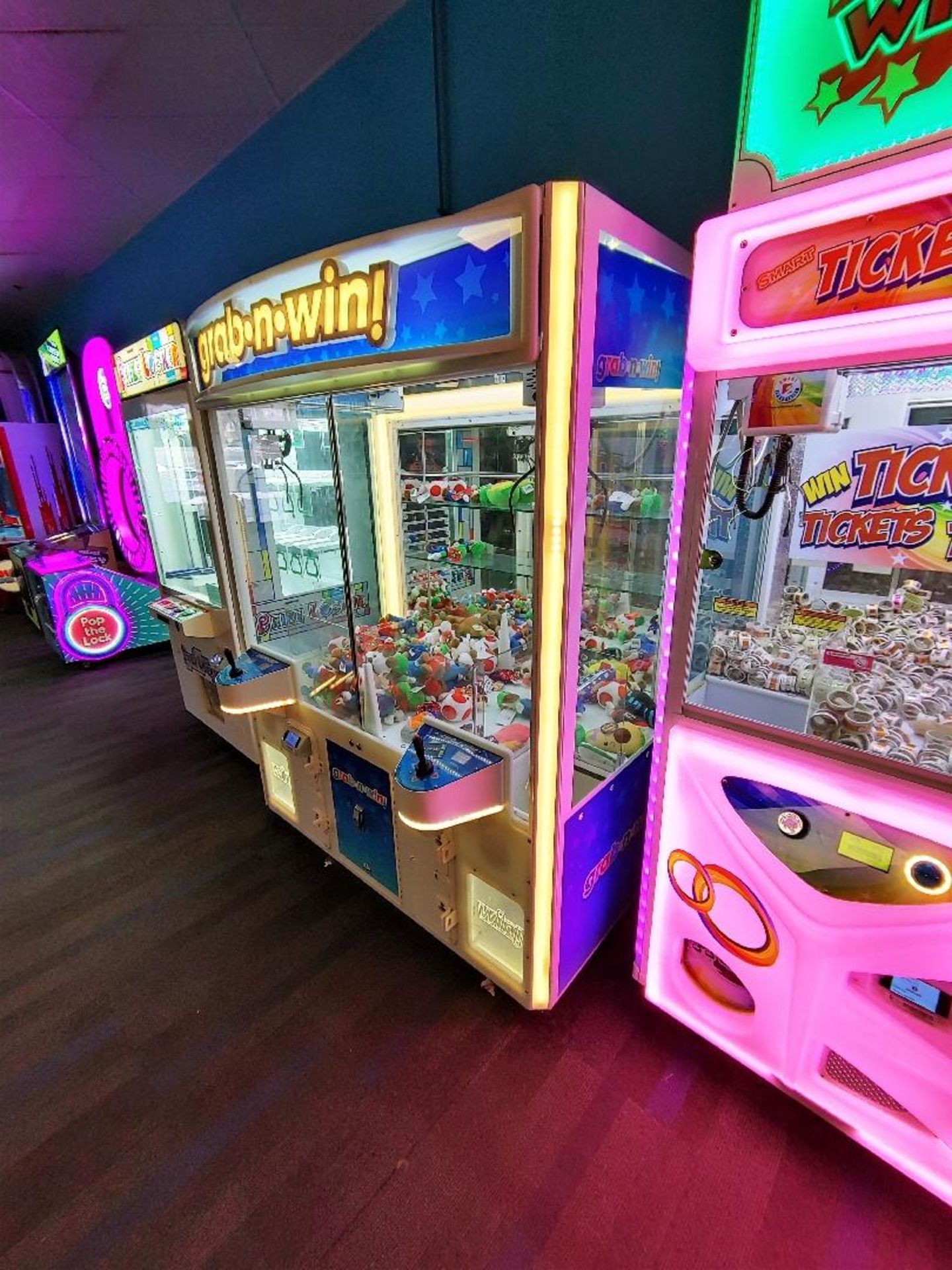 ICE GRAB-N-WIN PRIZE ARCADE GAME - Image 3 of 5