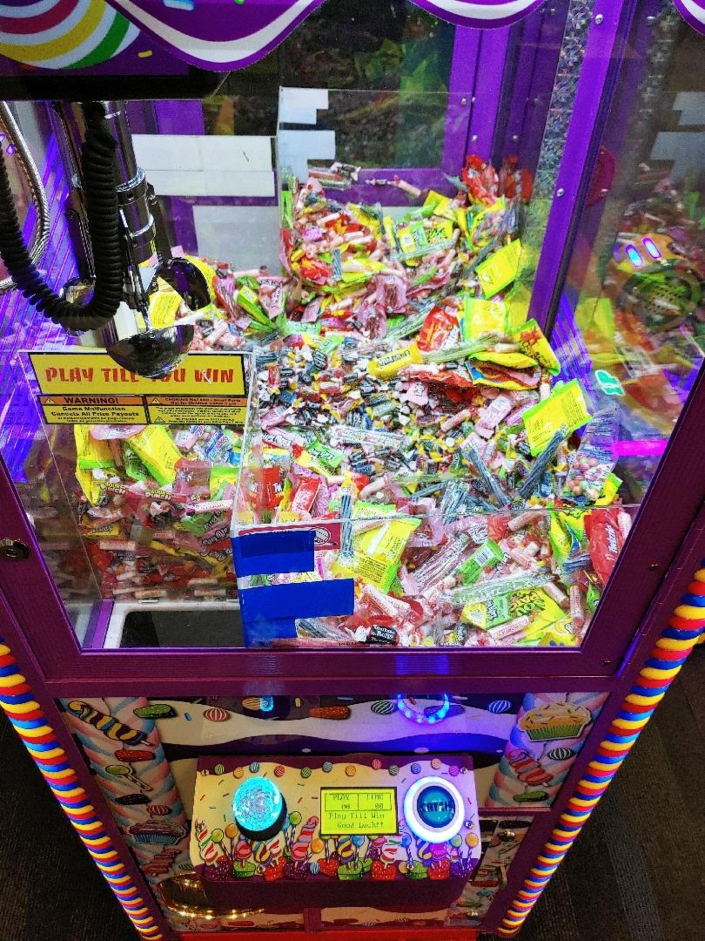 SMART INDUSTRIES CANDY CRANE HOUSE ARCADE GAME - Image 4 of 4