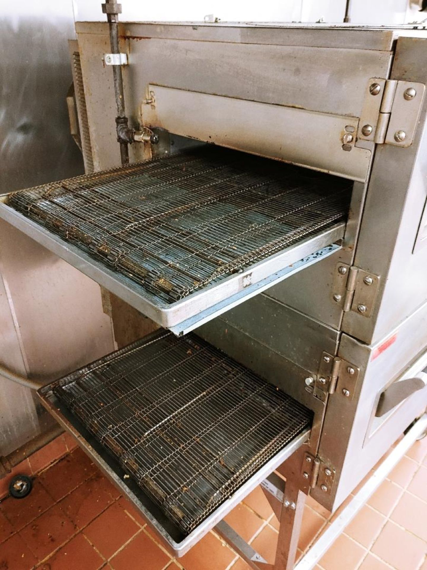 LINCOLN FOODSERVICE PRODUCTS INC. DUAL CONVEYOR PIZZA OVEN WITH DIGITAL CONTROL PANELS, MODEL 1162-0 - Image 2 of 5