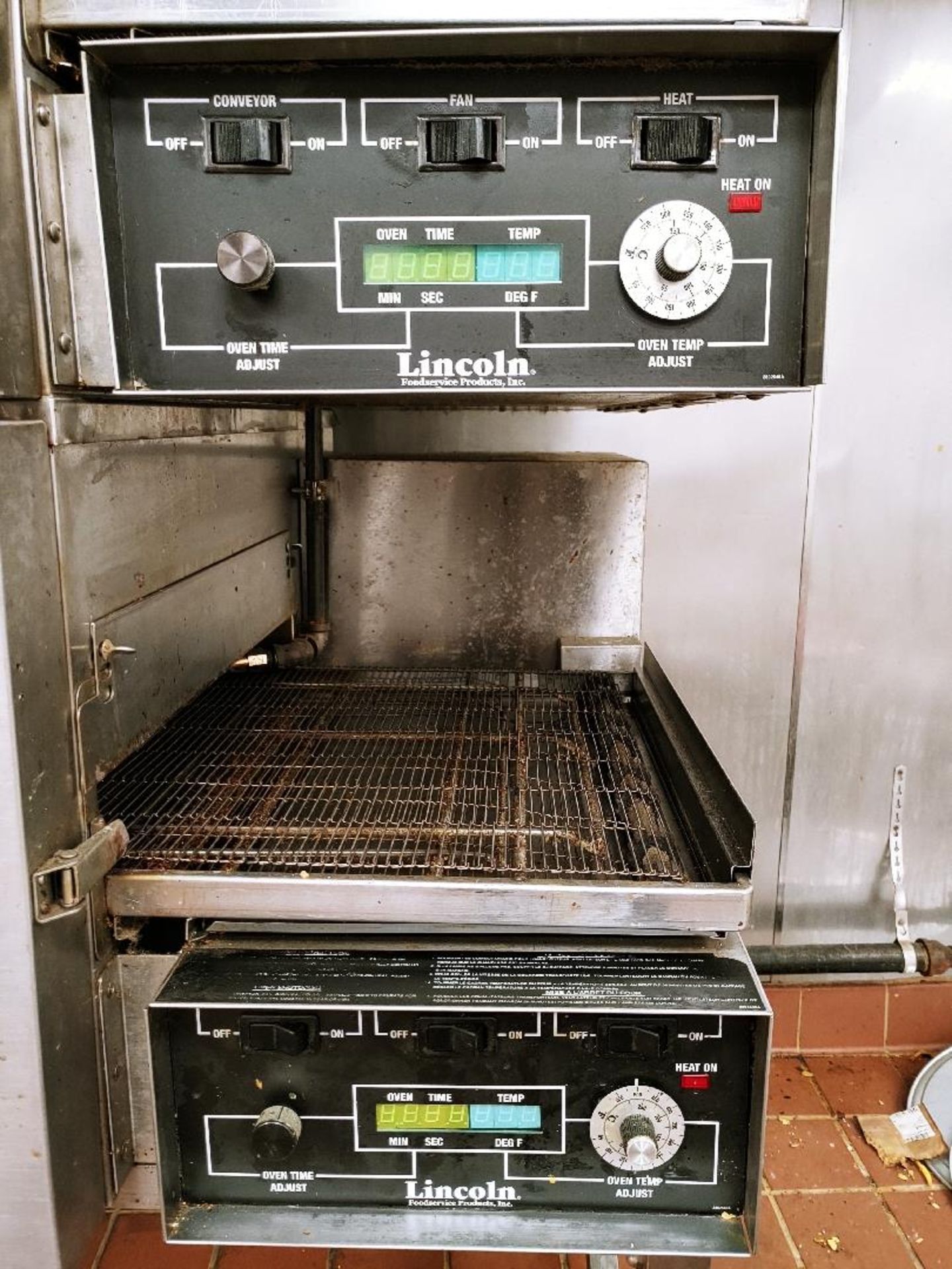 LINCOLN FOODSERVICE PRODUCTS INC. DUAL CONVEYOR PIZZA OVEN WITH DIGITAL CONTROL PANELS, MODEL 1162-0 - Image 4 of 5