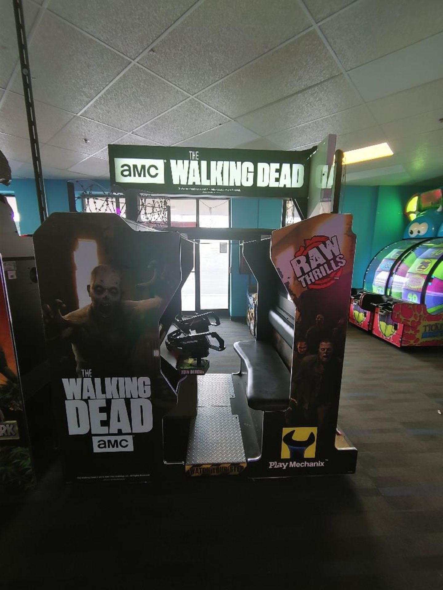 RAW THRILLS INC. THE WALKING DEAD 2 PLAYER SHOOTING ARCADE GAME