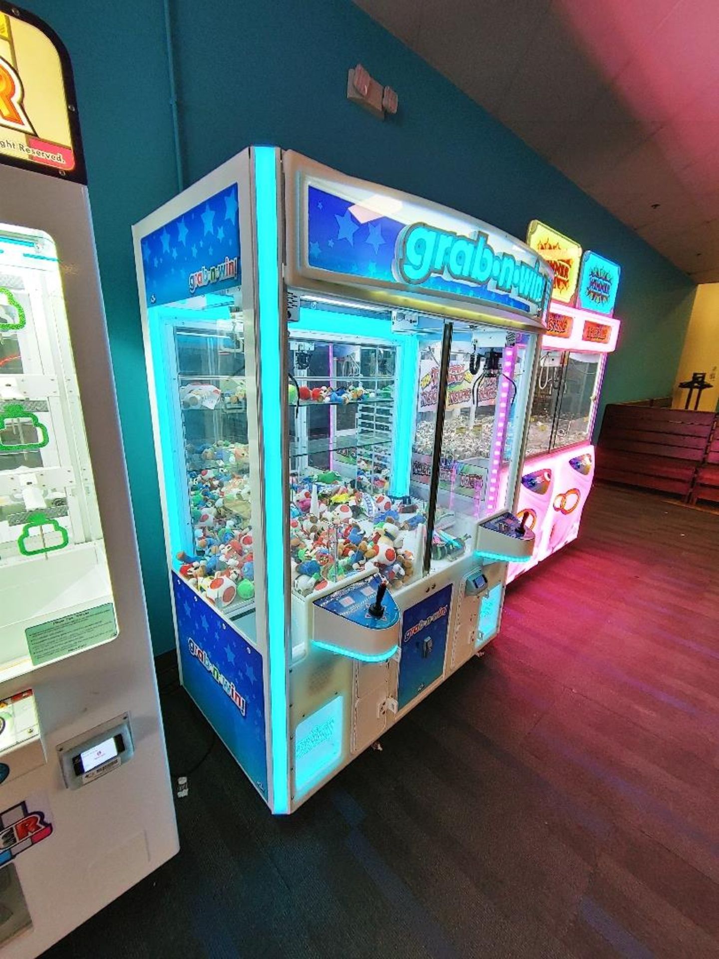 ICE GRAB-N-WIN PRIZE ARCADE GAME - Image 2 of 5