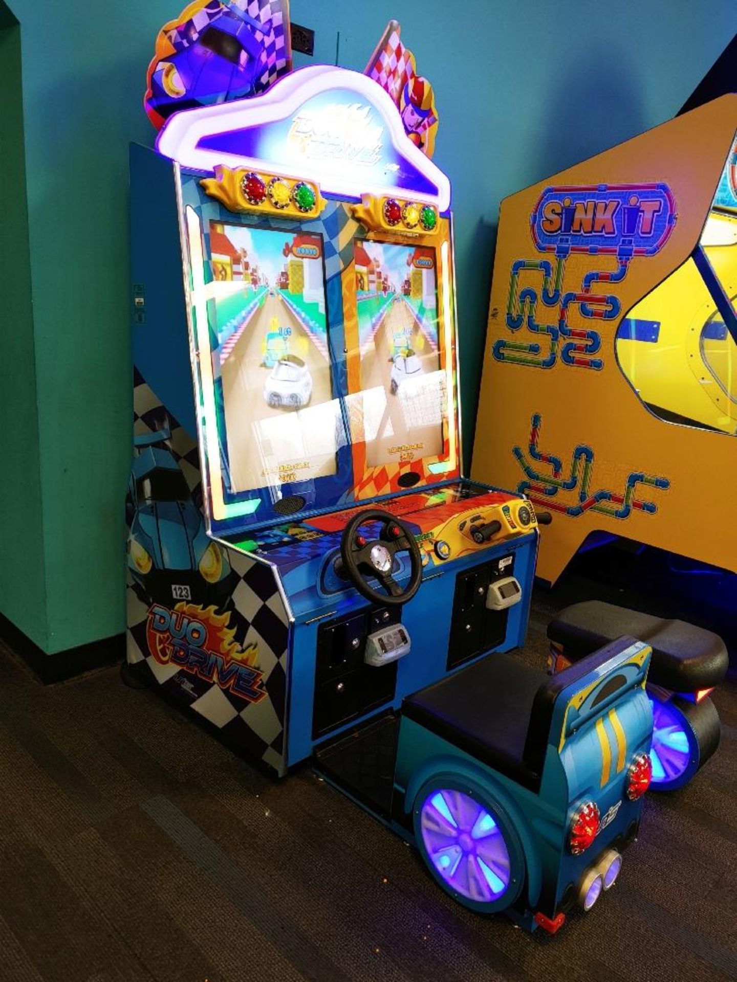 DUO DRIVE 2 PLAYER RACE ARCADE GAME - Image 2 of 5