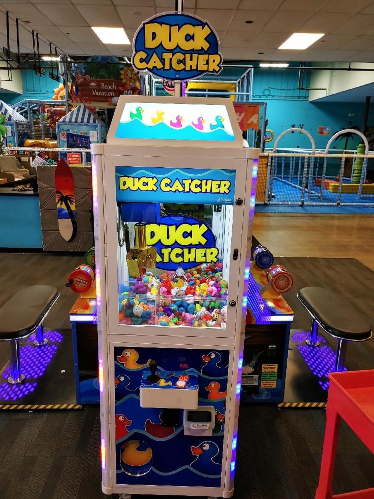 COAST TO COAST ENTERTAINMENT DUCK CATCHER CRANE WITH DUCKS