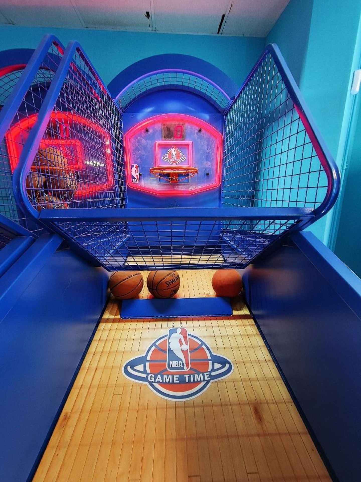 ICE NBA GAMETIME 2 PLAYER BASKETBALL ARCADE GAME - Image 5 of 8