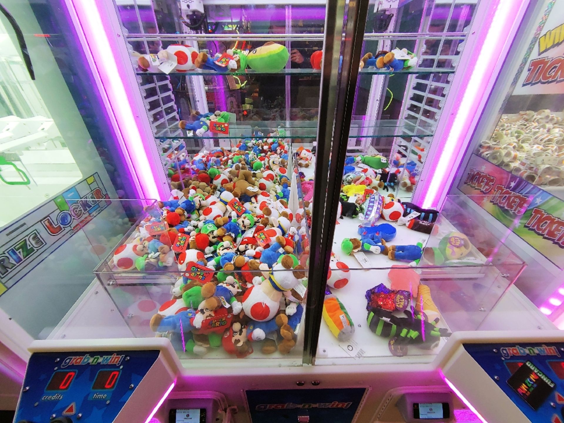 ICE GRAB-N-WIN PRIZE ARCADE GAME - Image 4 of 5