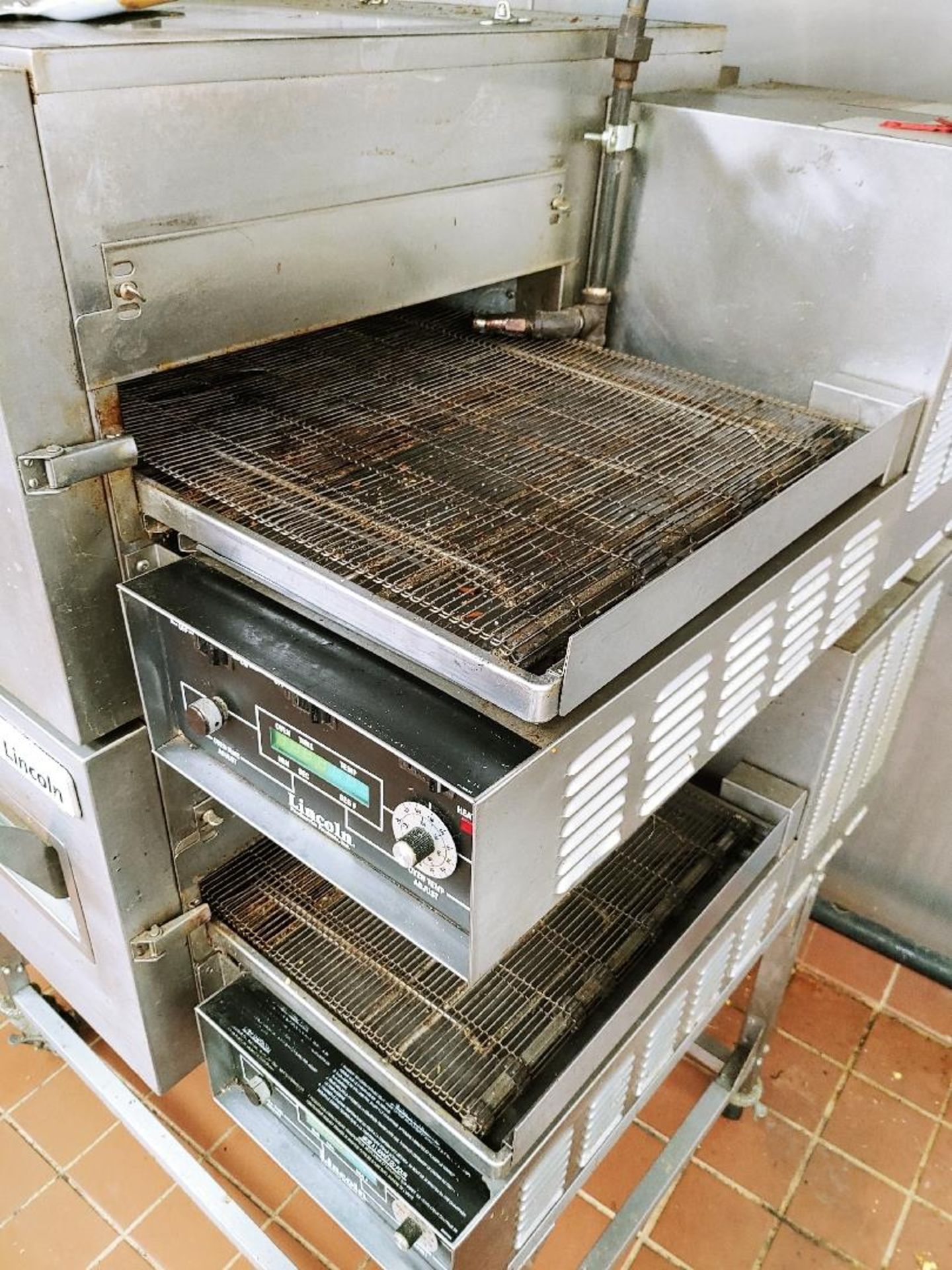 LINCOLN FOODSERVICE PRODUCTS INC. DUAL CONVEYOR PIZZA OVEN WITH DIGITAL CONTROL PANELS, MODEL 1162-0 - Image 3 of 5