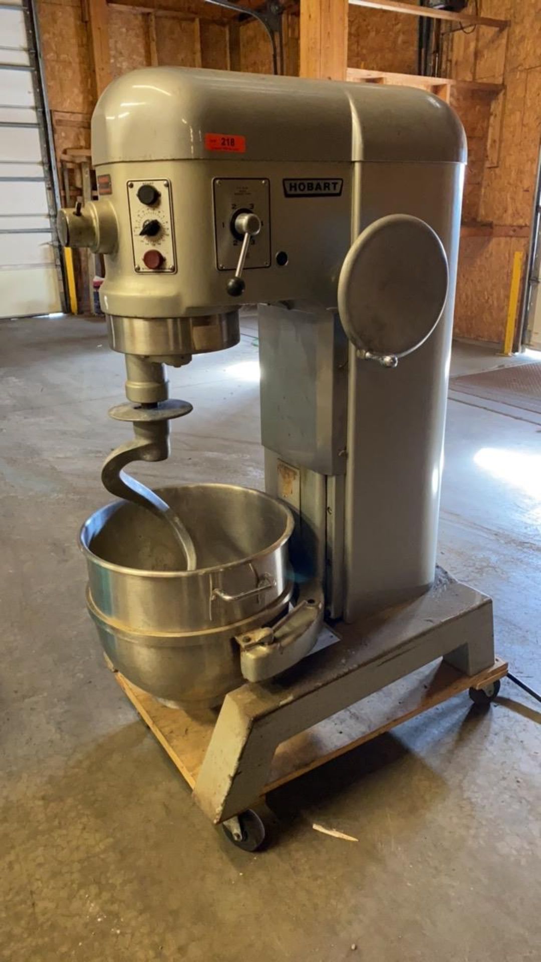 HOBART H 600 T 60 QUART MIXER. LIFTGATE REQUIRED. NO DOCK.