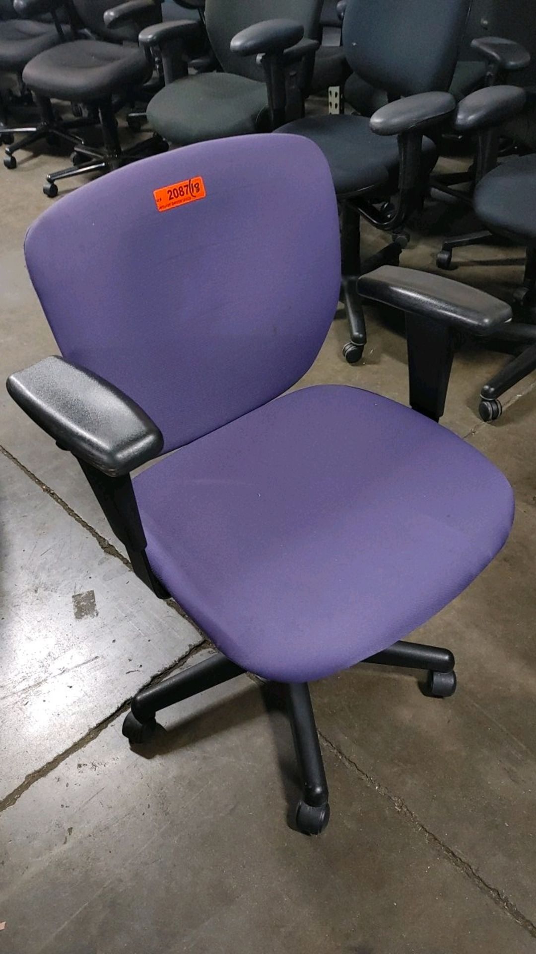 VARIOUS TASK OFFICE CHAIRS ON WHEELS QTY: 18, LOCATED: 3821 N. FRATNEY STREET MILWAUKEE, WI 53212