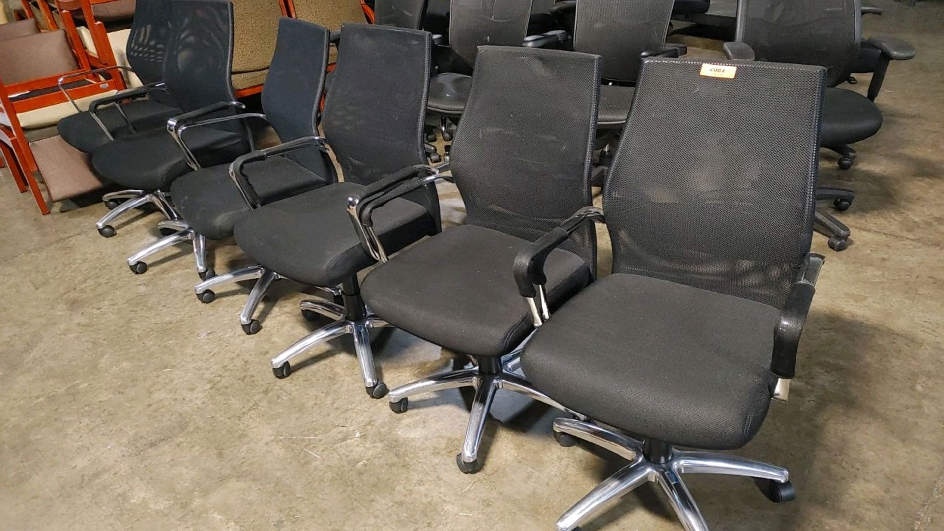 VARIOUS TASK OFFICE CHAIRS ON WHEELS QTY: 6, LOCATED: 3821 N. FRATNEY STREET MILWAUKEE, WI 53212 - Image 2 of 2