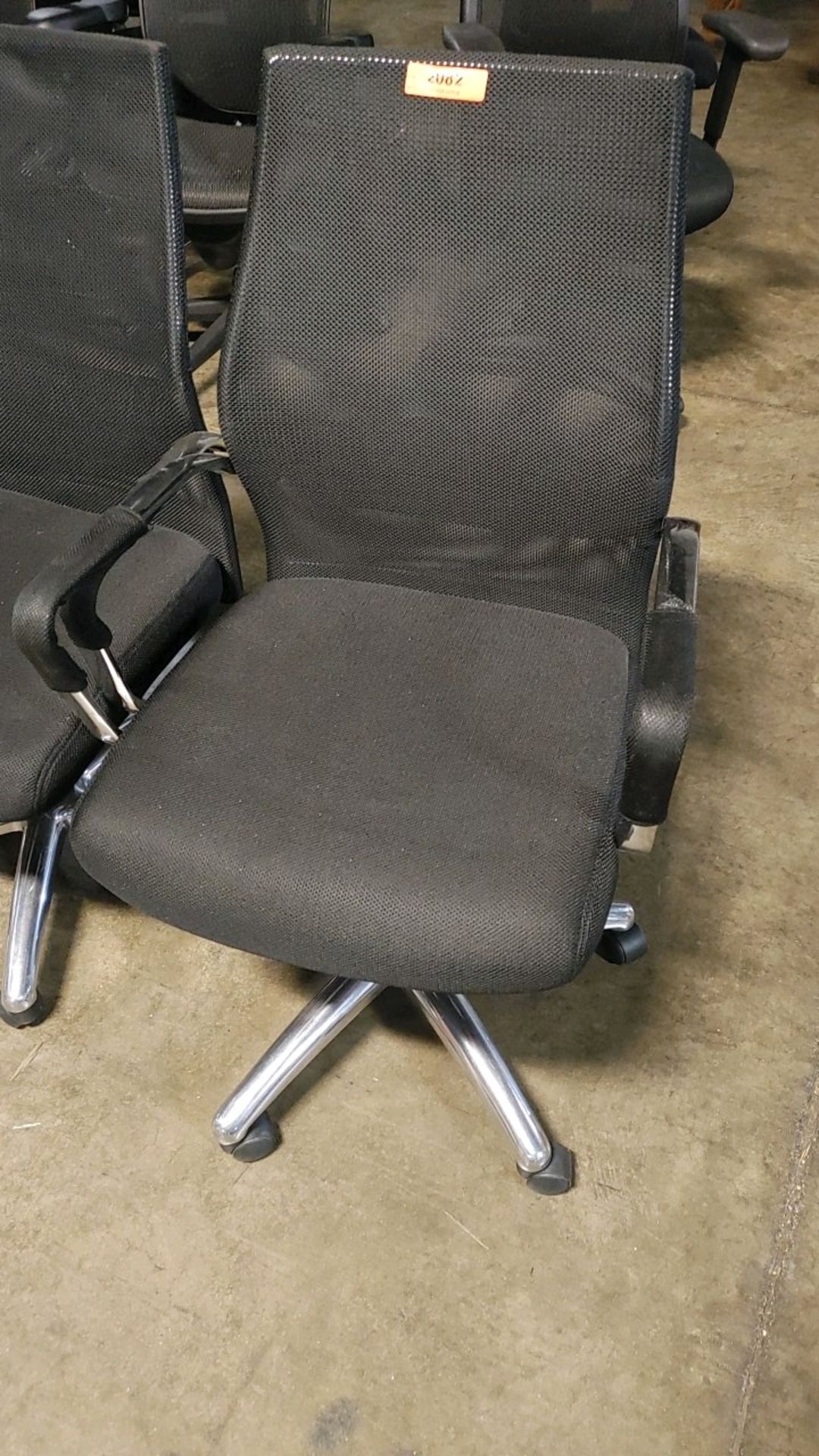 VARIOUS TASK OFFICE CHAIRS ON WHEELS QTY: 6, LOCATED: 3821 N. FRATNEY STREET MILWAUKEE, WI 53212