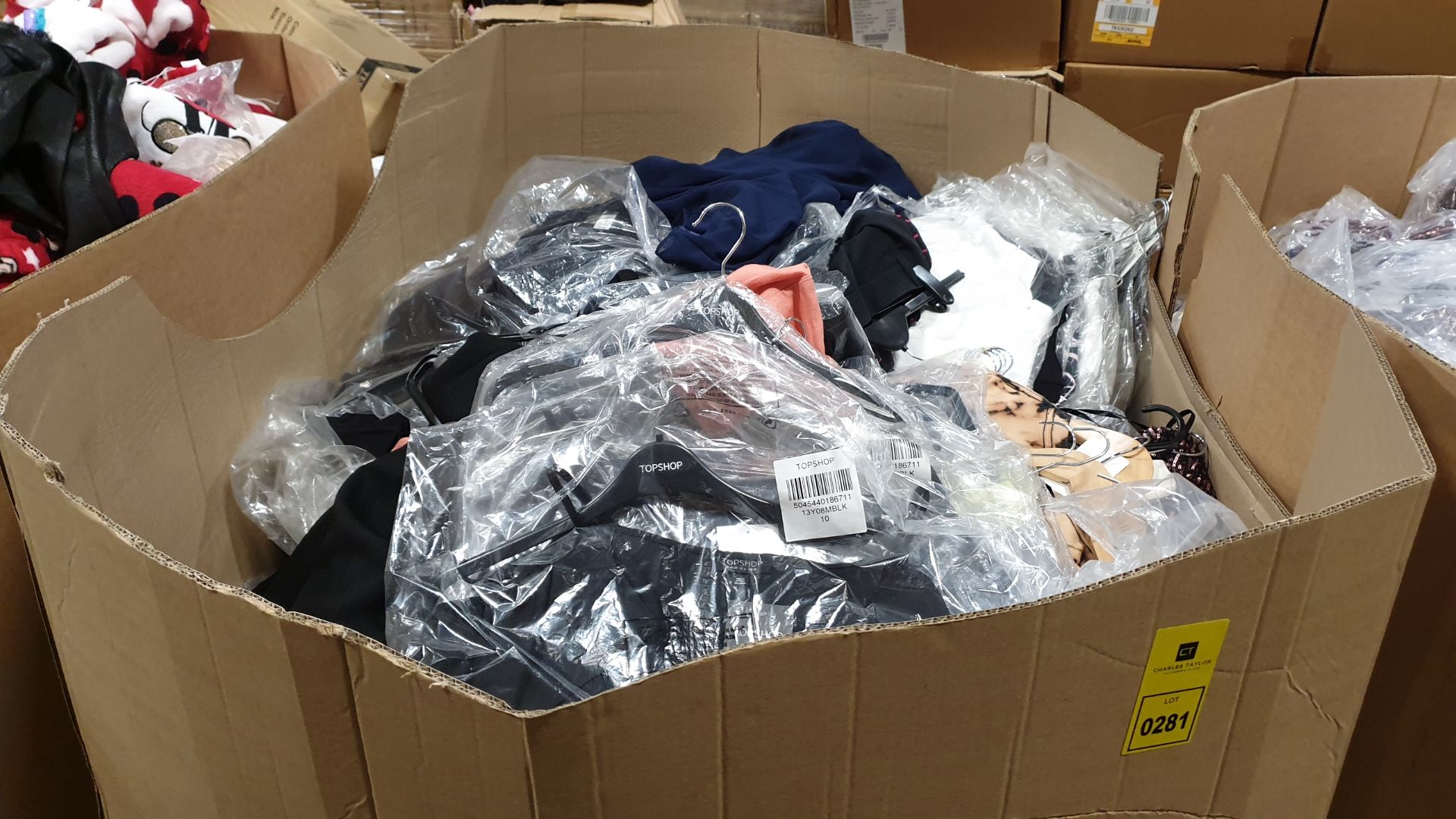 FULL PALLET OF CLOTHING IN VARIOUS STYLES AND SIZES IE DOROTHY PERKINS DRESSES AND TOPSHOP JEANS AND