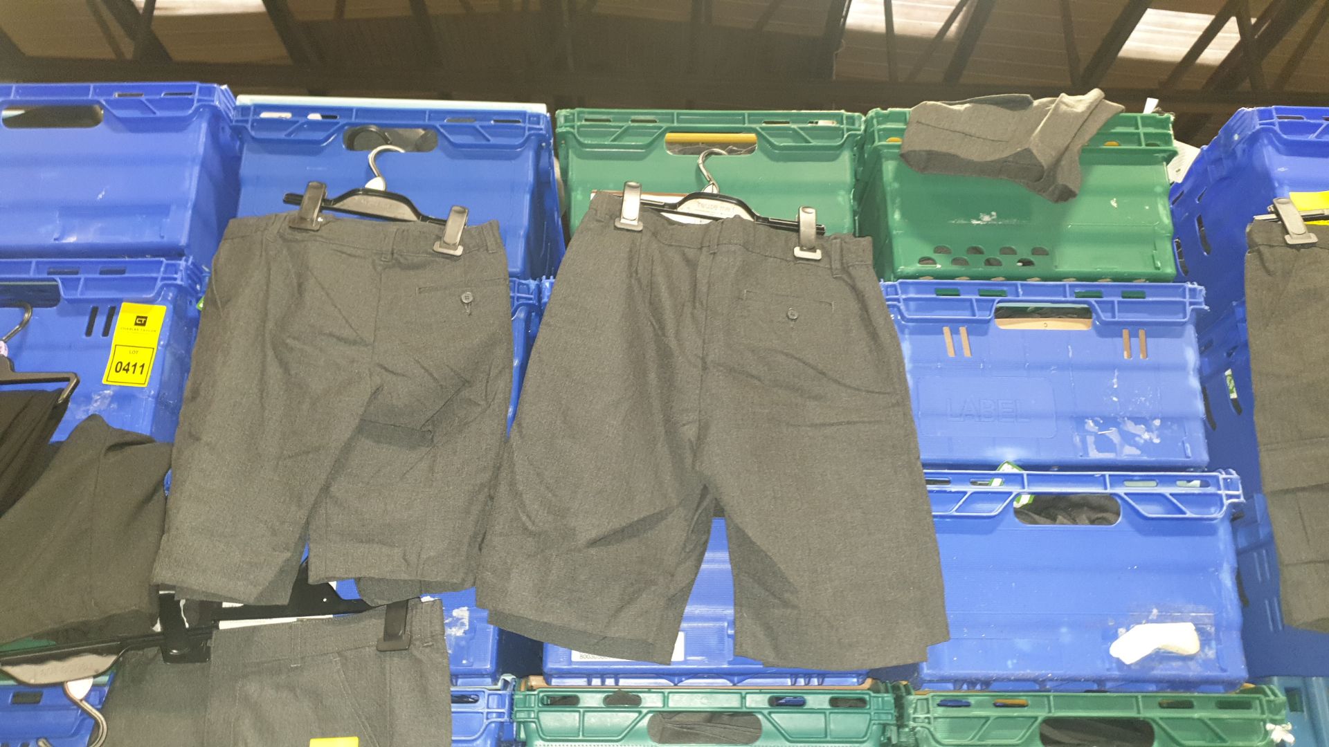 £400 MIN RETAIL VALUE OF CHILDRENS SCHOOL SHORTS IN VARIOUS STYLES AND SIZES IN 5 TRAYS (NOT