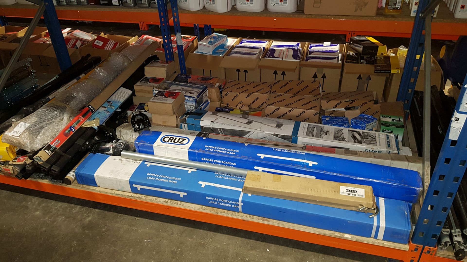 APPROX 50 PIECE ASSORTED LOT CONTAINING VARIOUS BRANDED ROOF BARS AND ROOF BAR ACCESSORIES - IN