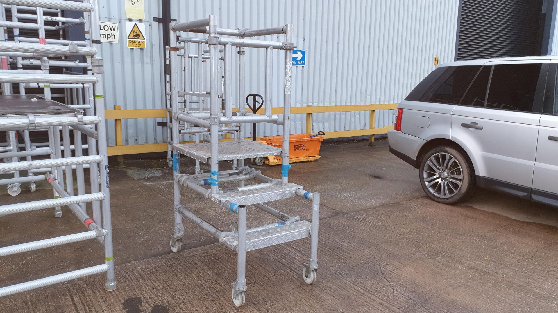 ALIMINIUM SCAFFOLDING STEP UP PLATFORM WITH WHEELS