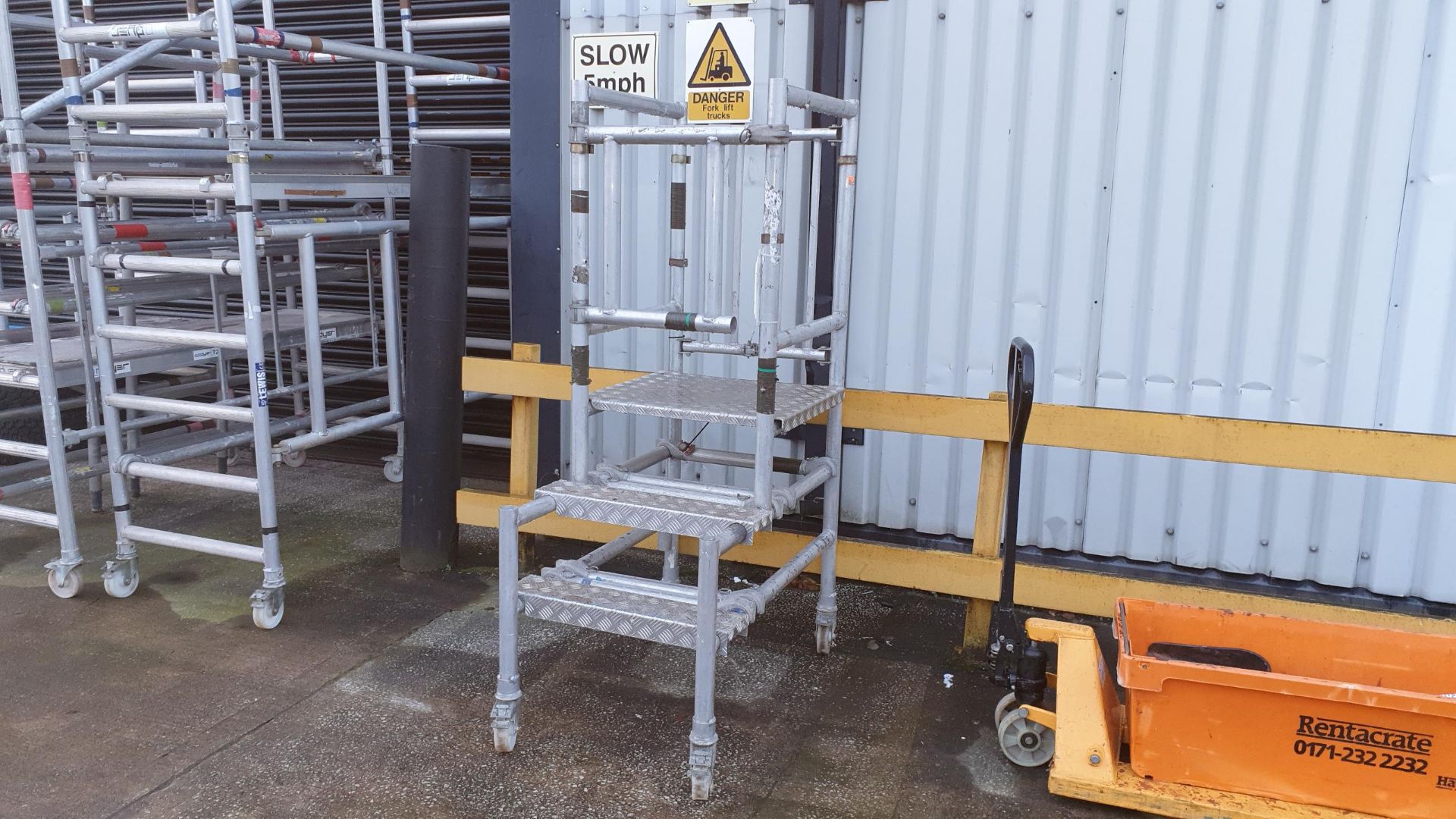 ALIMINIUM SCAFFOLDING STEP UP PLATFORM WITH WHEELS