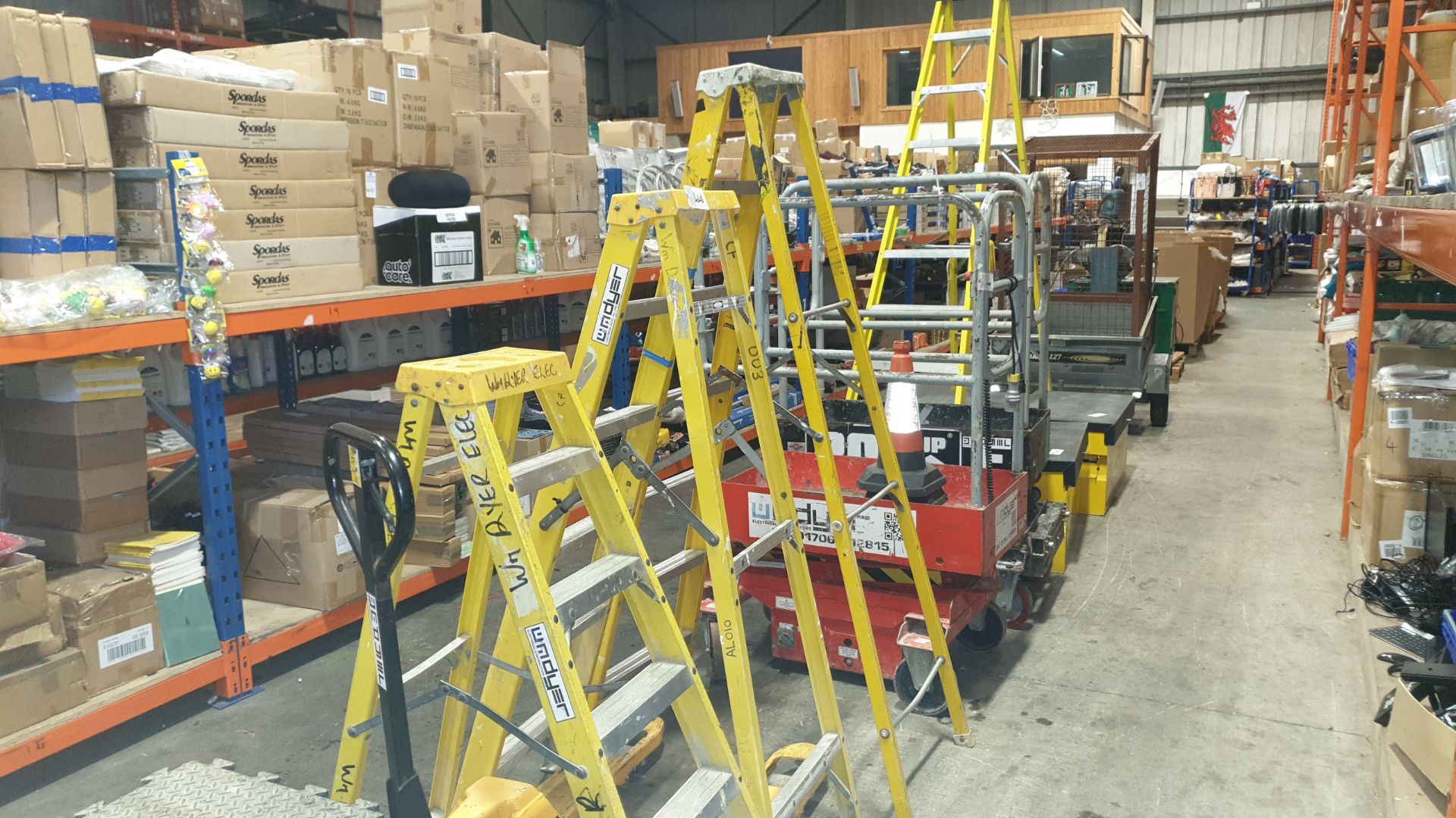 SET OF THREE WINDER LADDERS 1 X 2M 6 TIER LADDER, 1 X 1.7M 5 TIER LADDER AND 1 X 1.5M 5 TIER LADDER