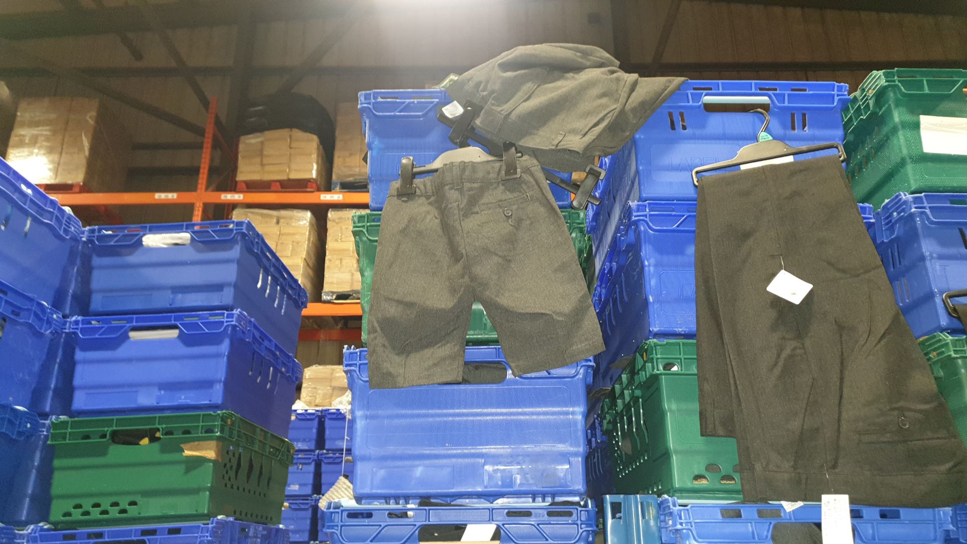 £400 MIN RETAIL VALUE OF CHILDRENS SCHOOL SHORTS IN VARIOUS STYLES AND SIZES IN 5 TRAYS (NOT