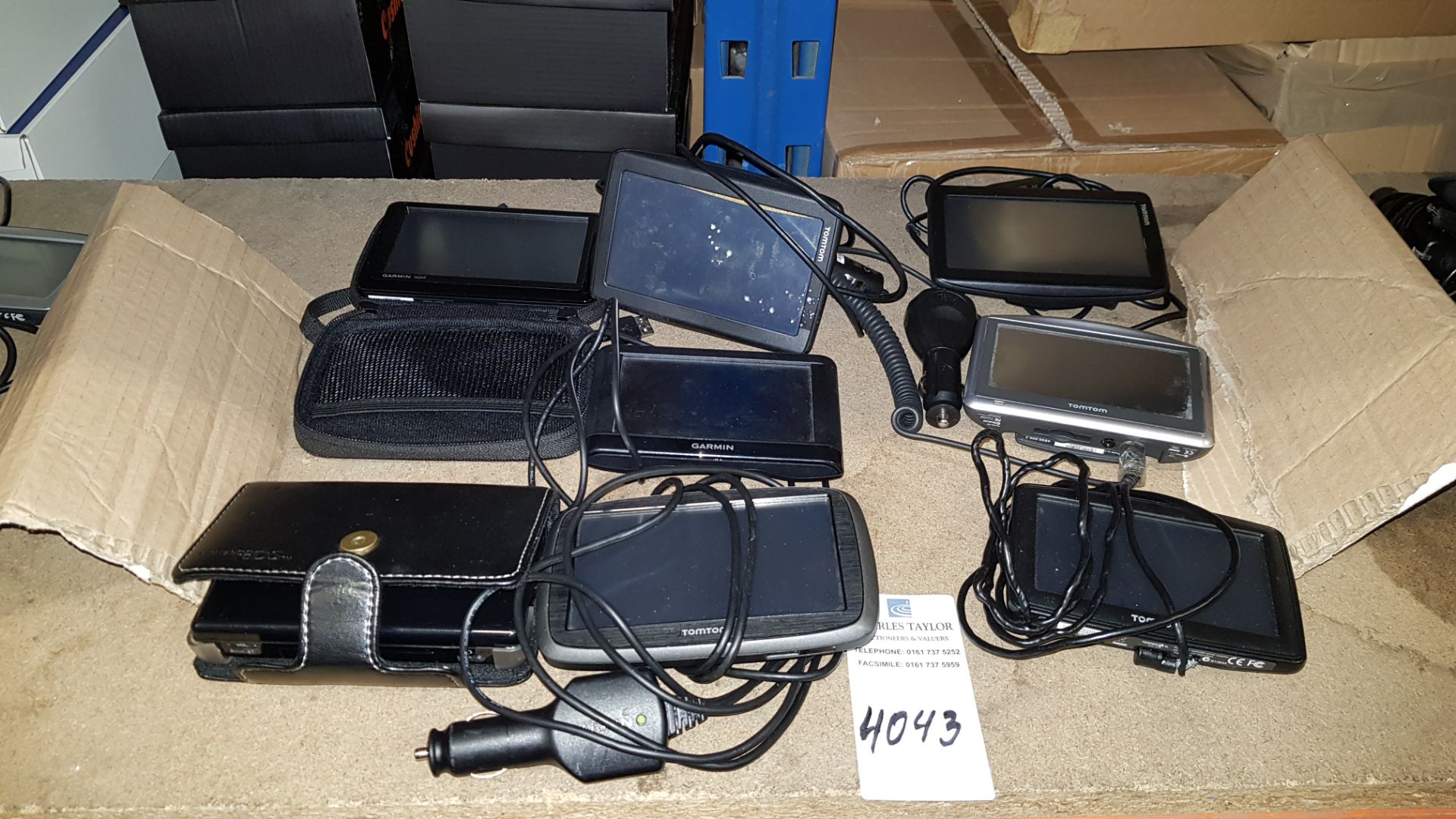 8 PIECE ASSORTED LOT CONTAINING 5 X TOMTOM SAT NAVS, 2 X GARMIN SAT NAVS AND 1 X NINTENDO DS