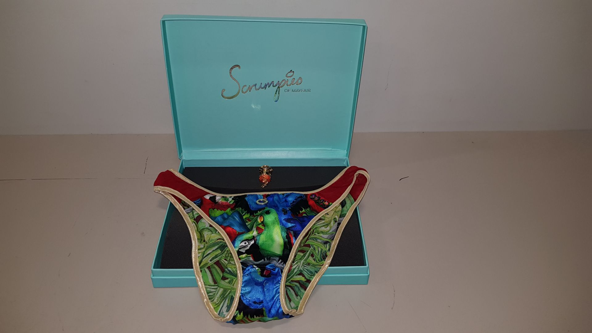 50 X SCRUMPIES OF MAYFAIR GALA TROPICAL BIKINI STYLE BRIEFS - SIZES 12-14 (3-4) - WITH BAG OF 50