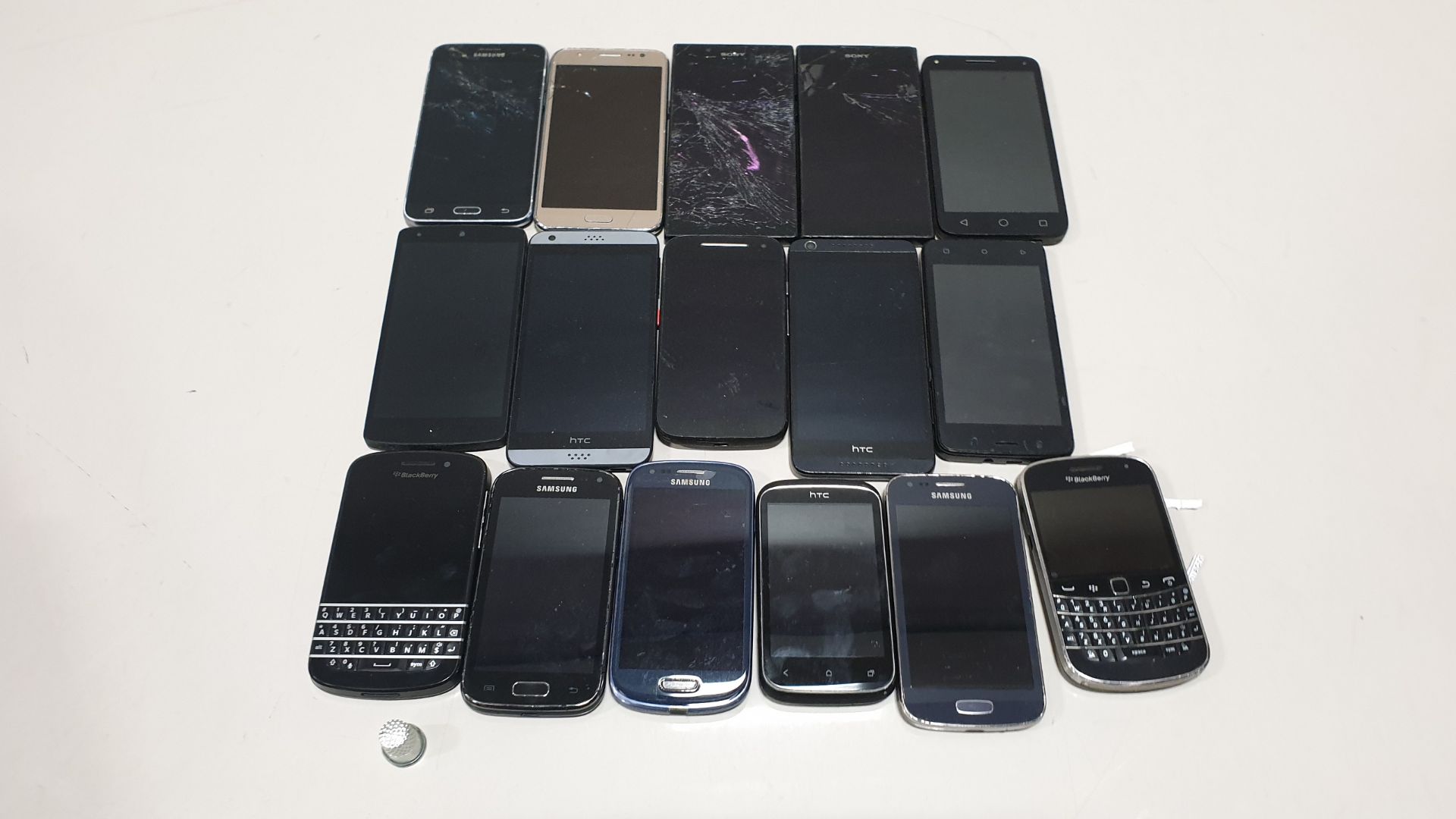 16 X MOBILE PHONES FOR SPARES MAKES INCLUDE SAMSUNG SONY MOTOROLLA BLACKBERRY