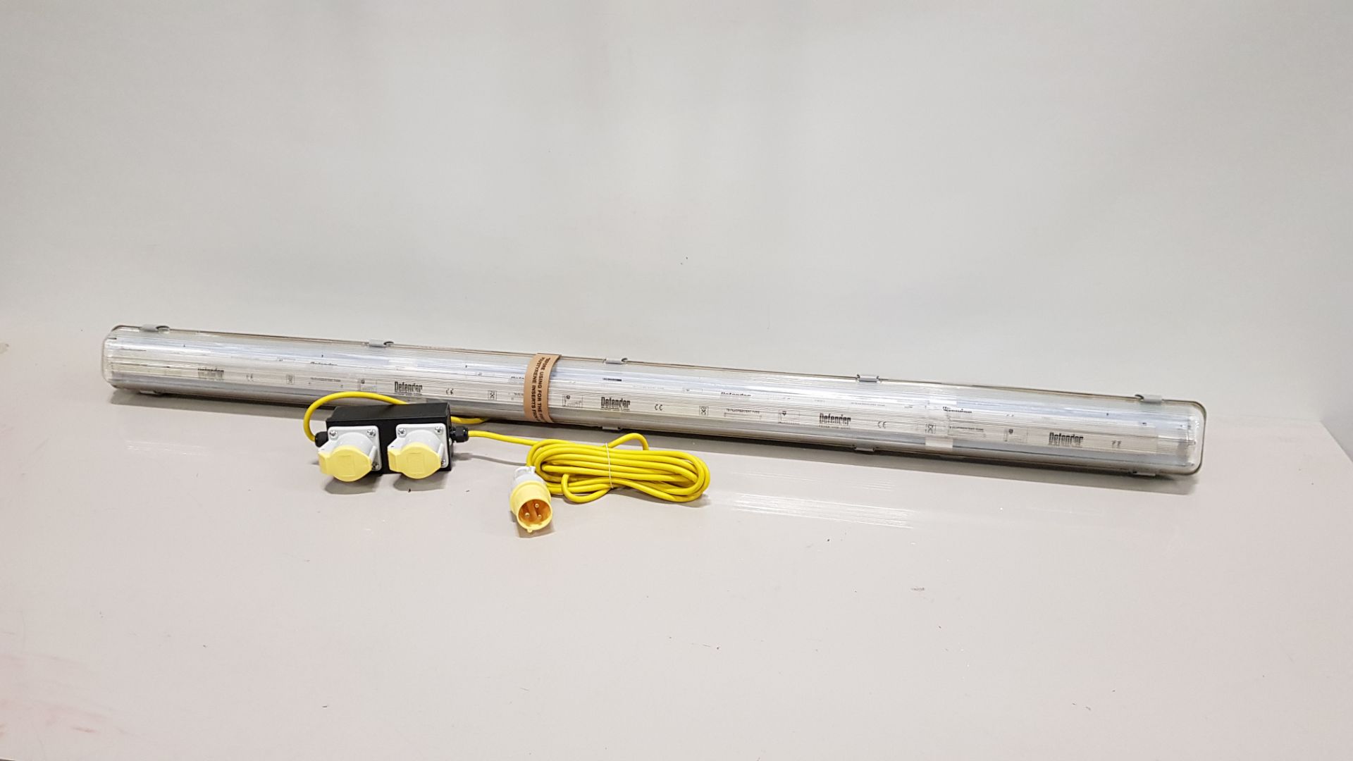 5 X BRAND NEW DEFENDER 110V SPECIAL FITTING 5FT FLUORESCENT SITE LAMP UNITS ONLY (WITH BULBS) (