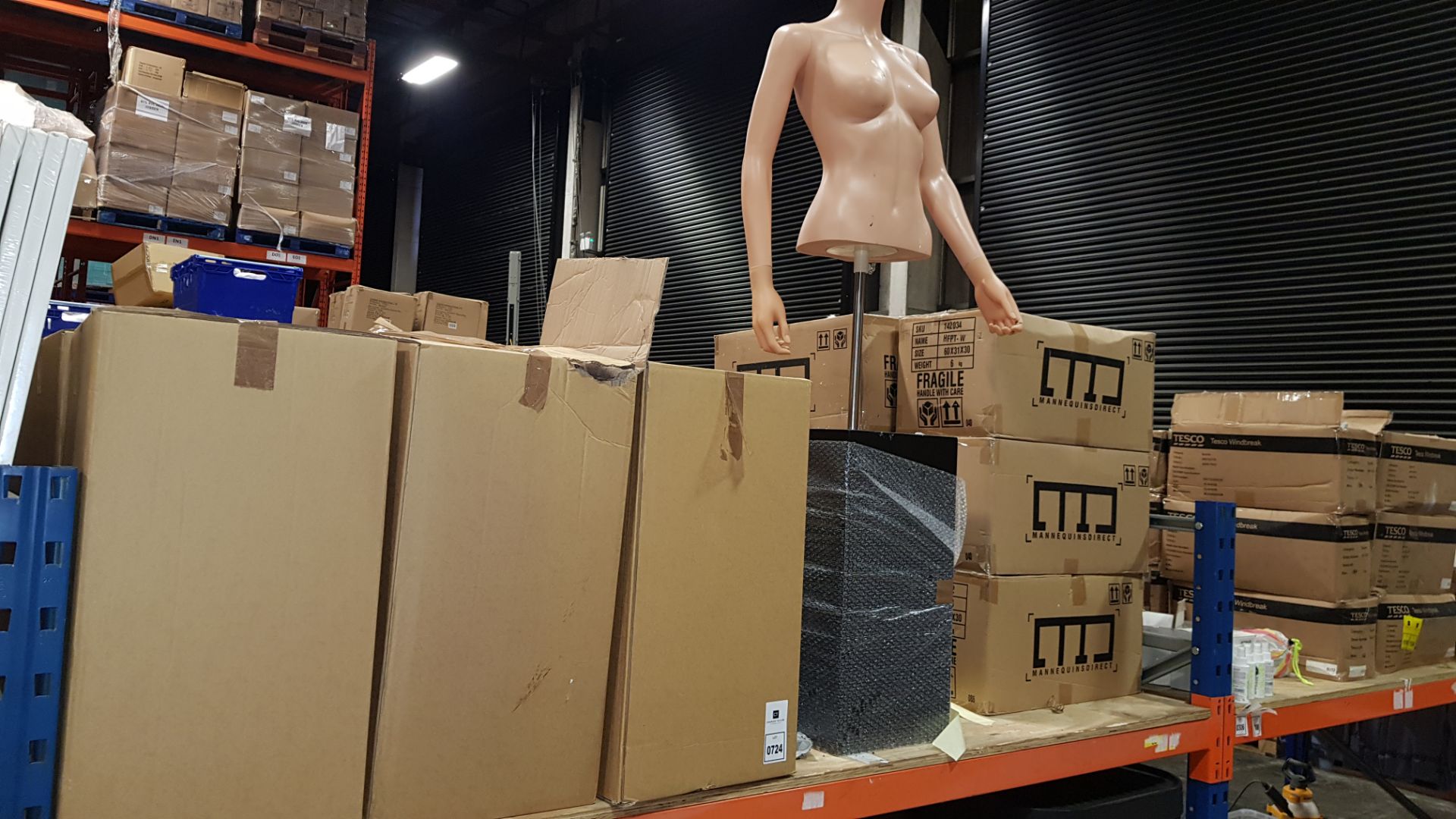 MIXED LOT CONTAINING LARGE AMOUNT OF MANNEQUINS AND MANNEQUIN STANDS